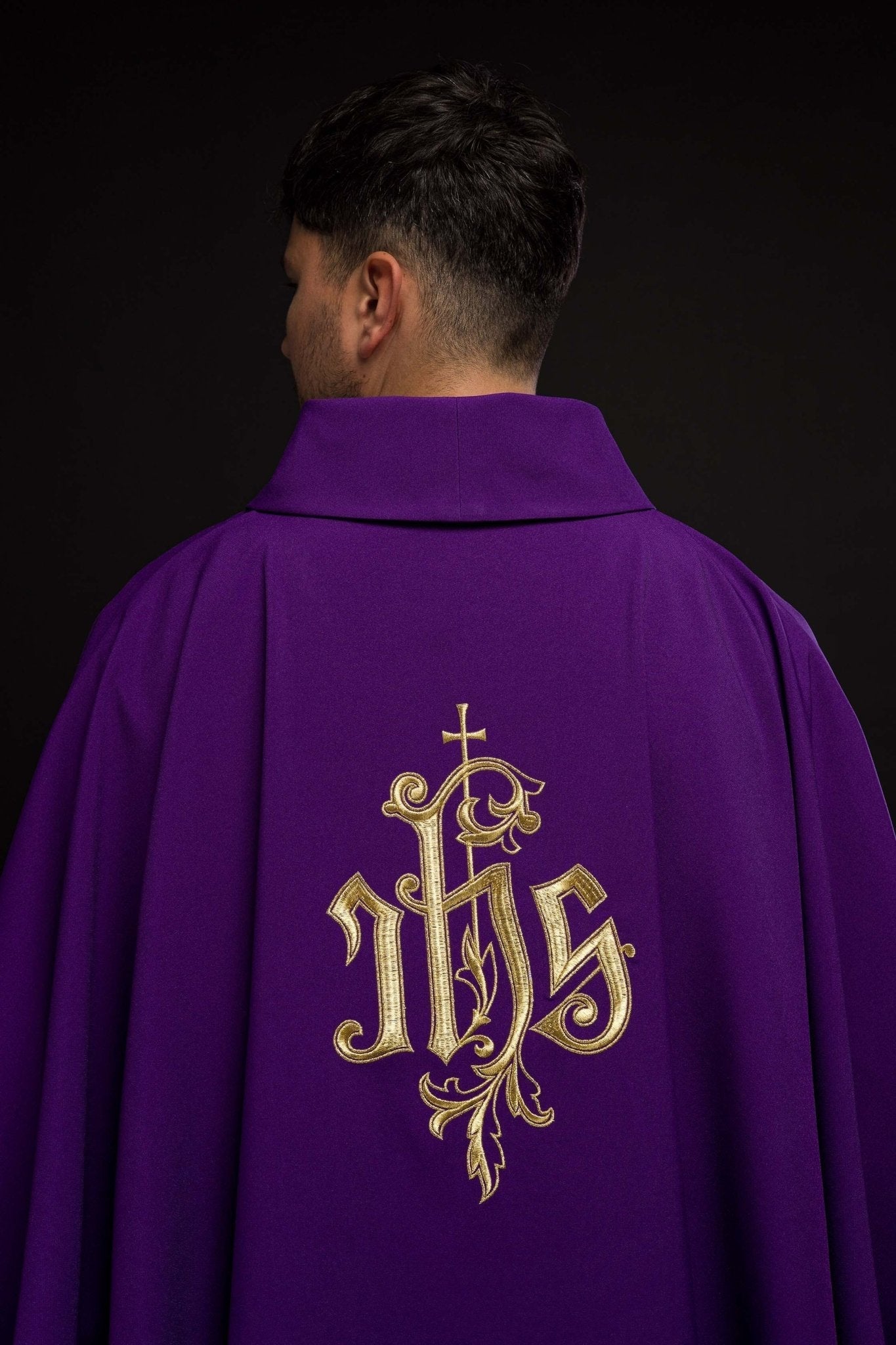 Chasuble violette avec broderie IHS dorée KOR/032/03/12 FIOLET - CHASUBLES.FR