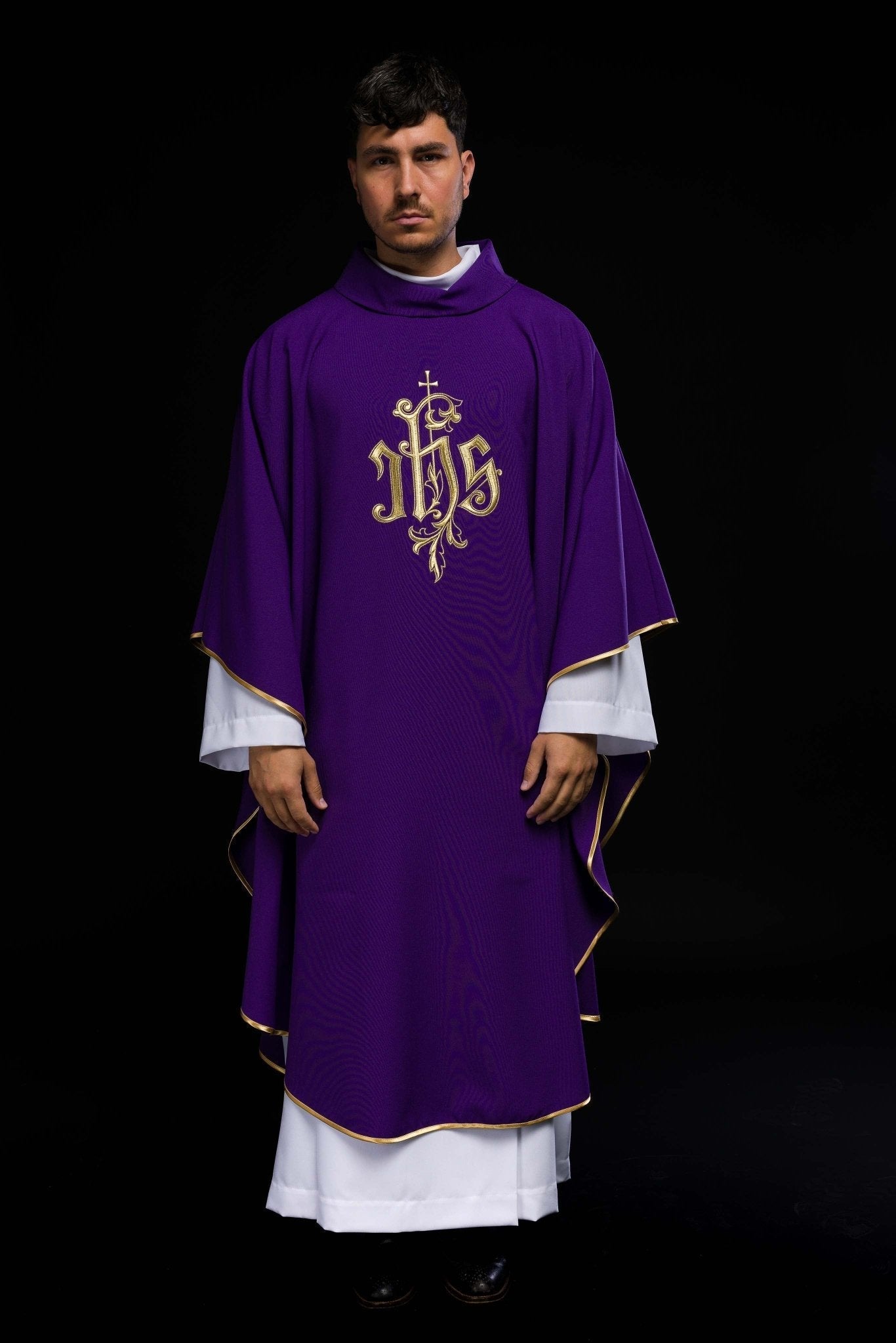 Chasuble violette avec broderie IHS dorée KOR/032/03/12 FIOLET - CHASUBLES.FR