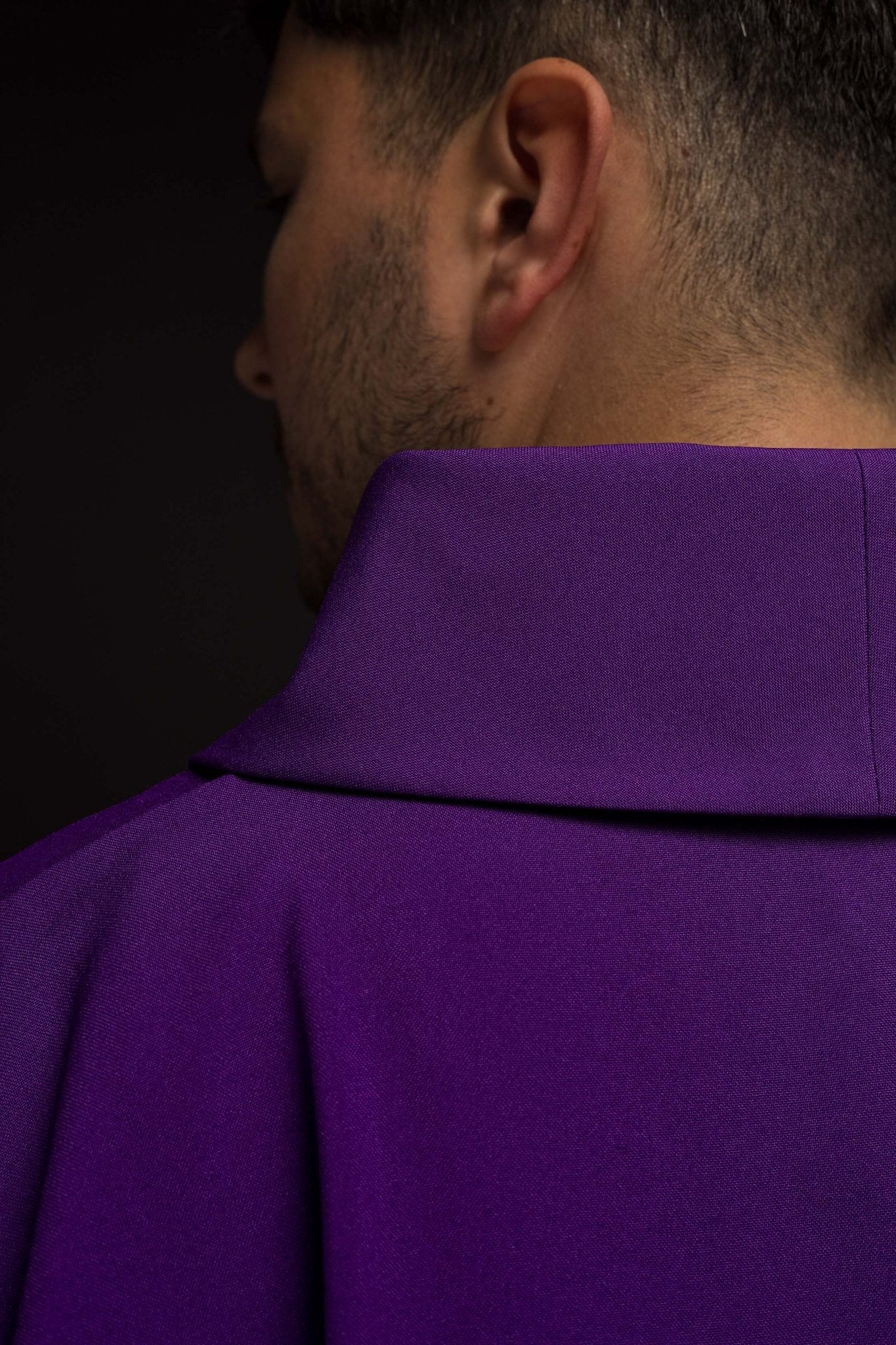 Chasuble violette avec broderie IHS dorée KOR/032/03/12 FIOLET - CHASUBLES.FR