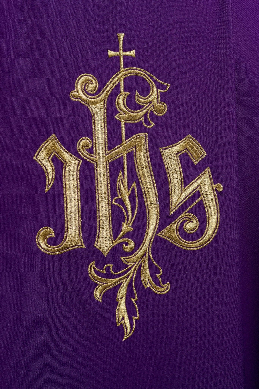 Chasuble violette avec broderie IHS dorée KOR/032/03/12 FIOLET - CHASUBLES.FR