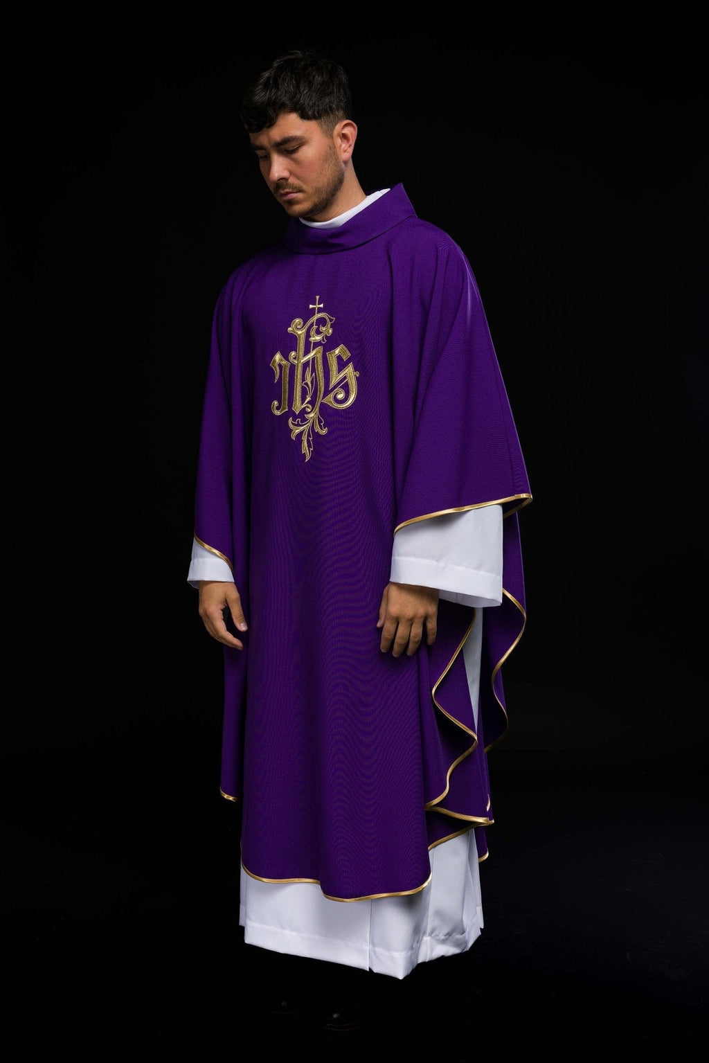 Chasuble violette avec broderie IHS dorée KOR/032/03/12 FIOLET - CHASUBLES.FR