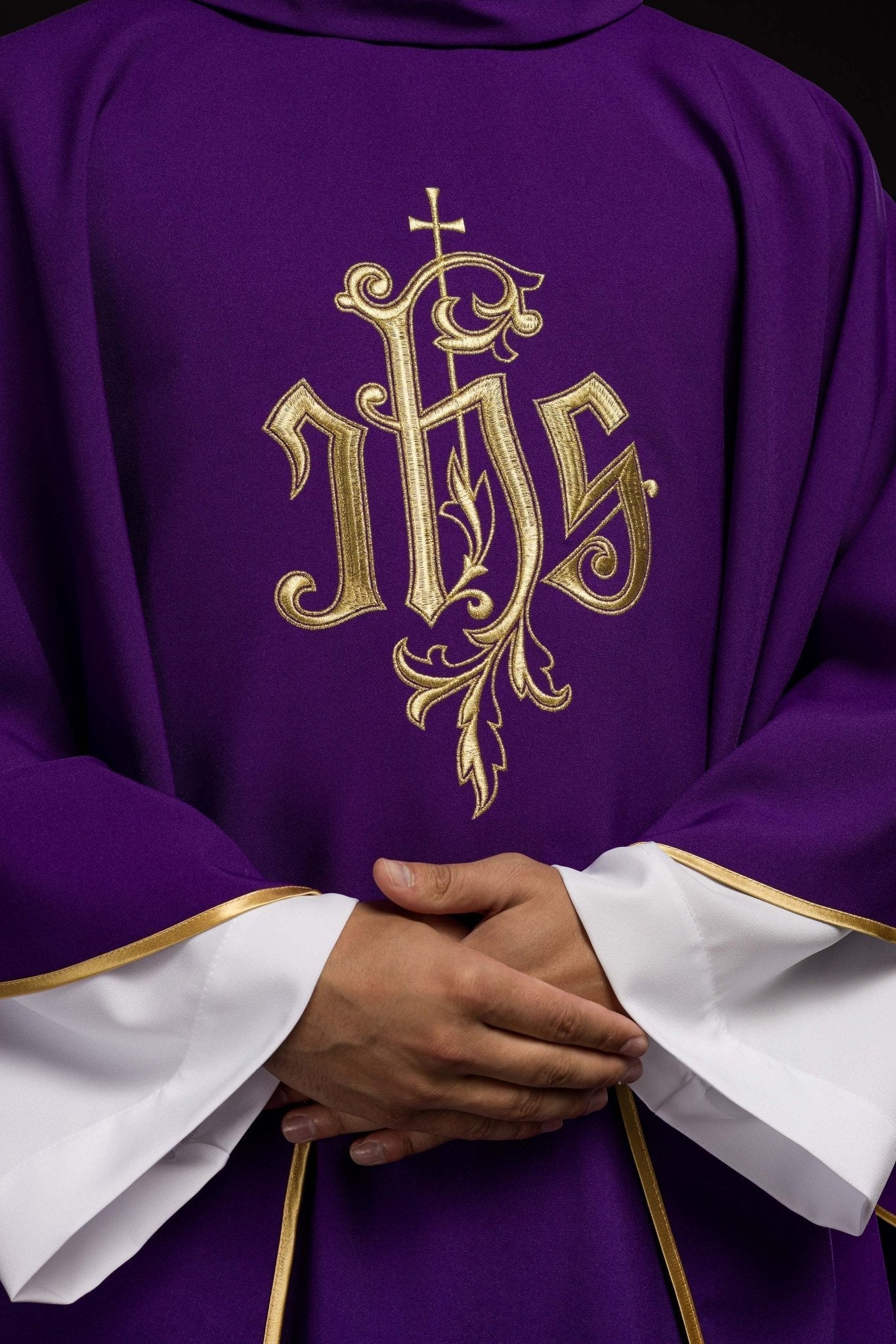 Chasuble violette avec broderie IHS dorée KOR/032/03/12 FIOLET - CHASUBLES.FR