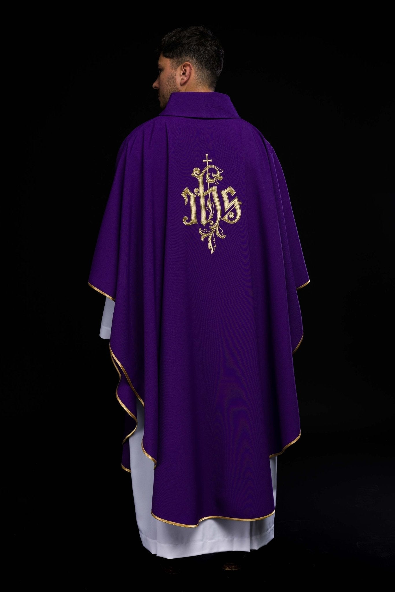 Chasuble violette avec broderie IHS dorée KOR/032/03/12 FIOLET - CHASUBLES.FR