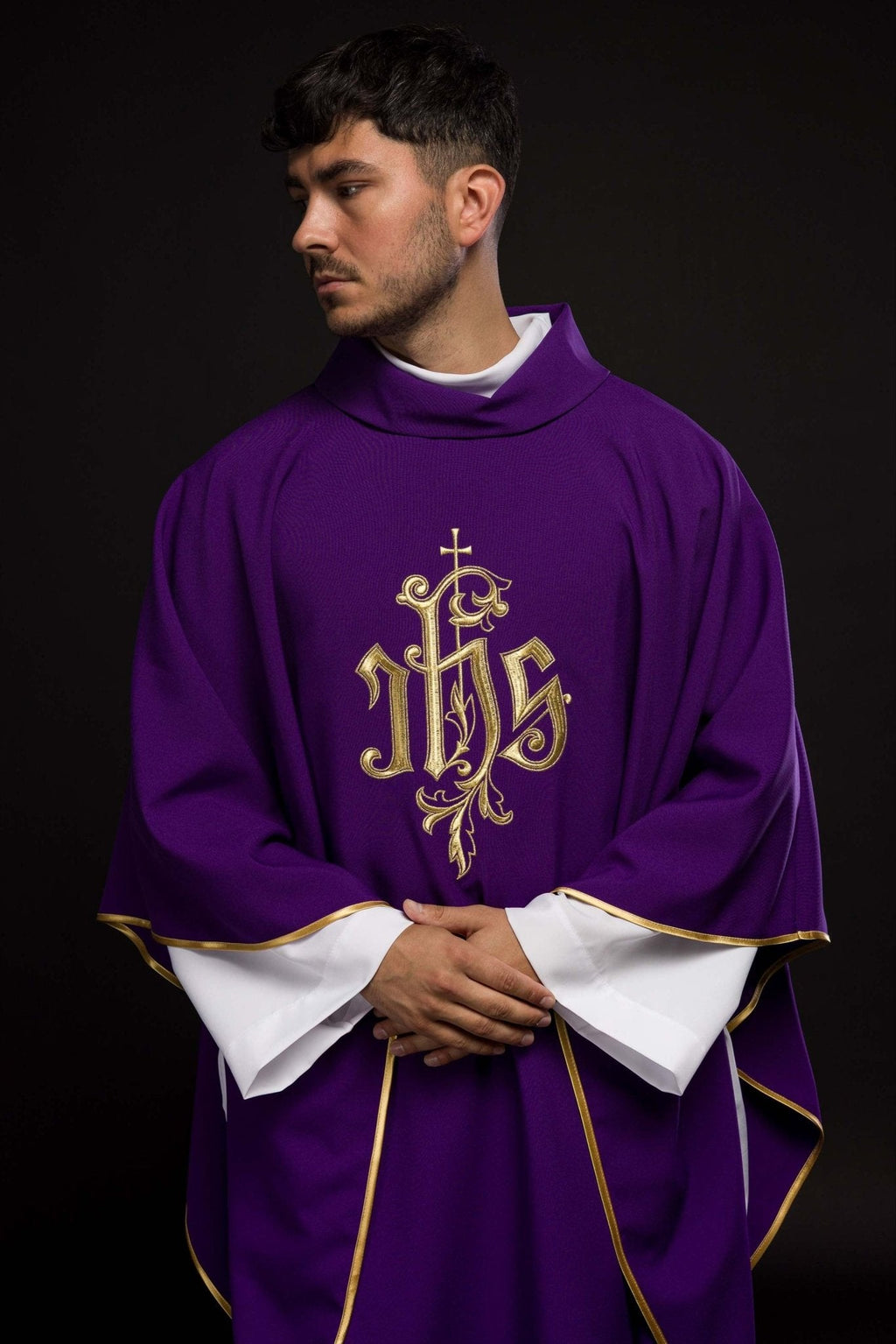 Chasuble violette avec broderie IHS dorée KOR/032/03/12 FIOLET - CHASUBLES.FR