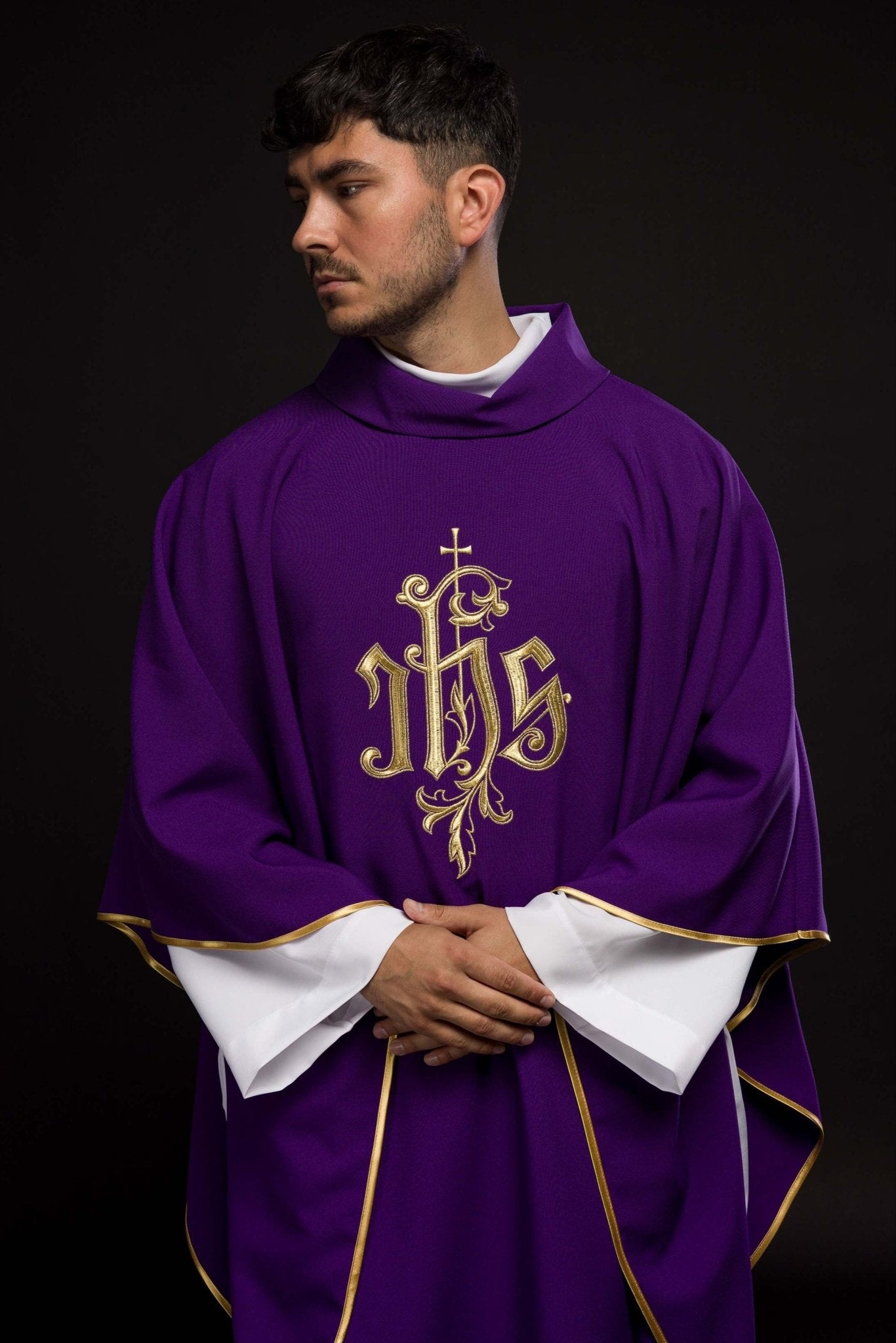 Chasuble violette avec broderie IHS dorée KOR/032/03/12 FIOLET - CHASUBLES.FR