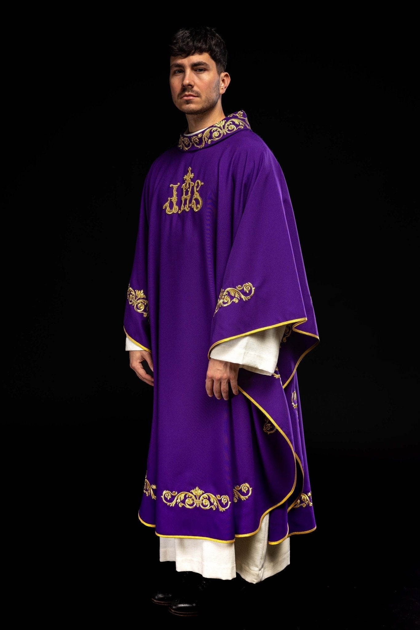 Chasuble violette avec broderie IHS dorée et garniture décorative KOR/157/03/01 FIOLET - CHASUBLES.FR