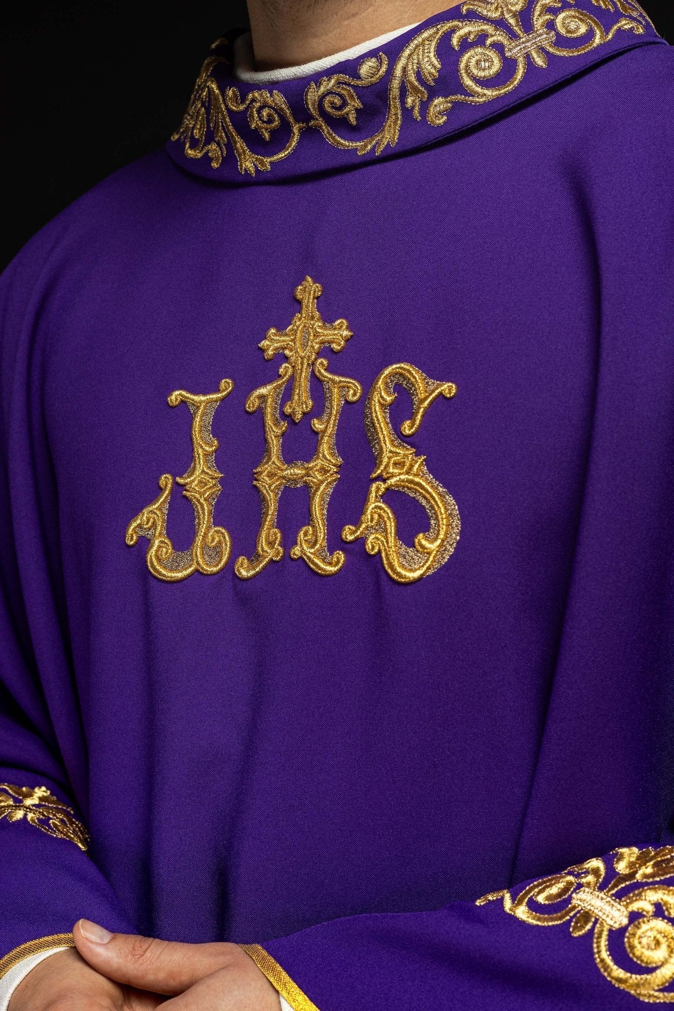 Chasuble violette avec broderie IHS dorée et garniture décorative KOR/157/03/01 FIOLET - CHASUBLES.FR