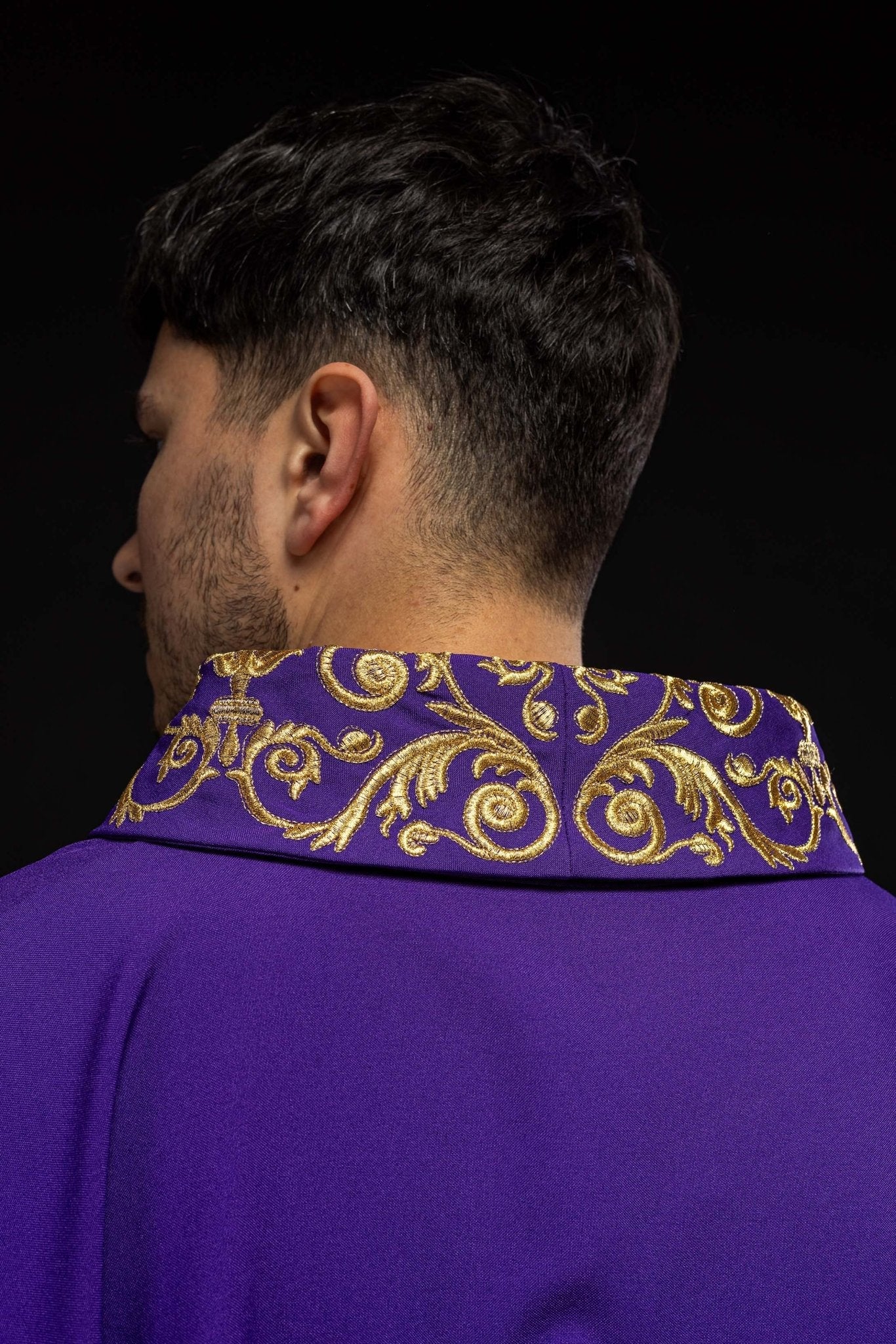 Chasuble violette avec broderie IHS dorée et garniture décorative KOR/157/03/01 FIOLET - CHASUBLES.FR