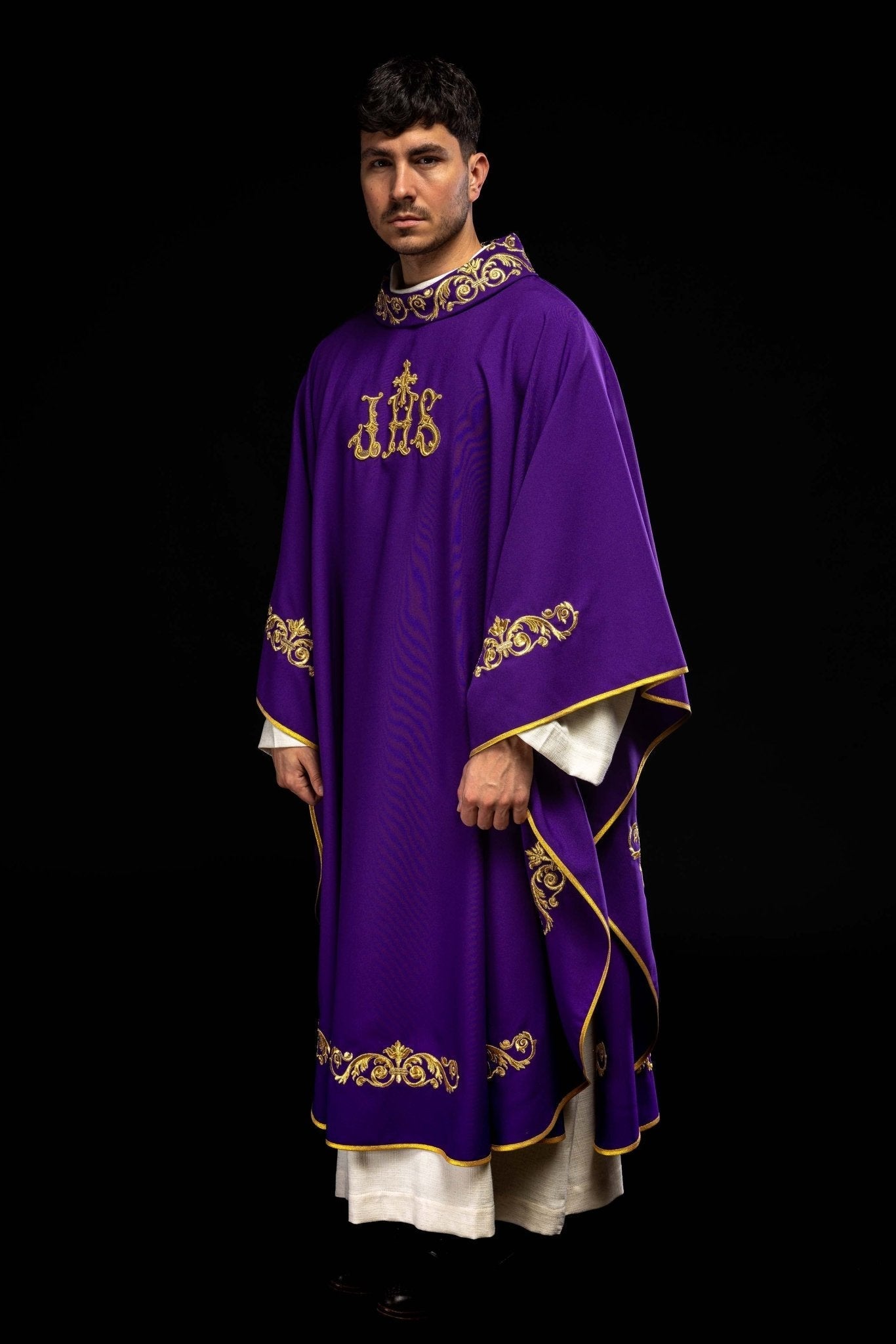 Chasuble violette avec broderie IHS dorée et garniture décorative KOR/157/03/01 FIOLET - CHASUBLES.FR