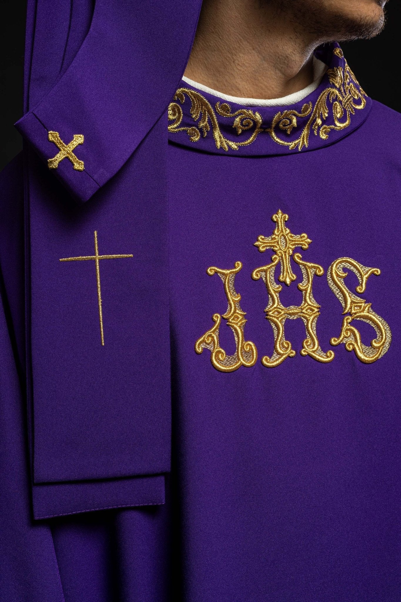 Chasuble violette avec broderie IHS dorée et garniture décorative KOR/157/03/01 FIOLET - CHASUBLES.FR