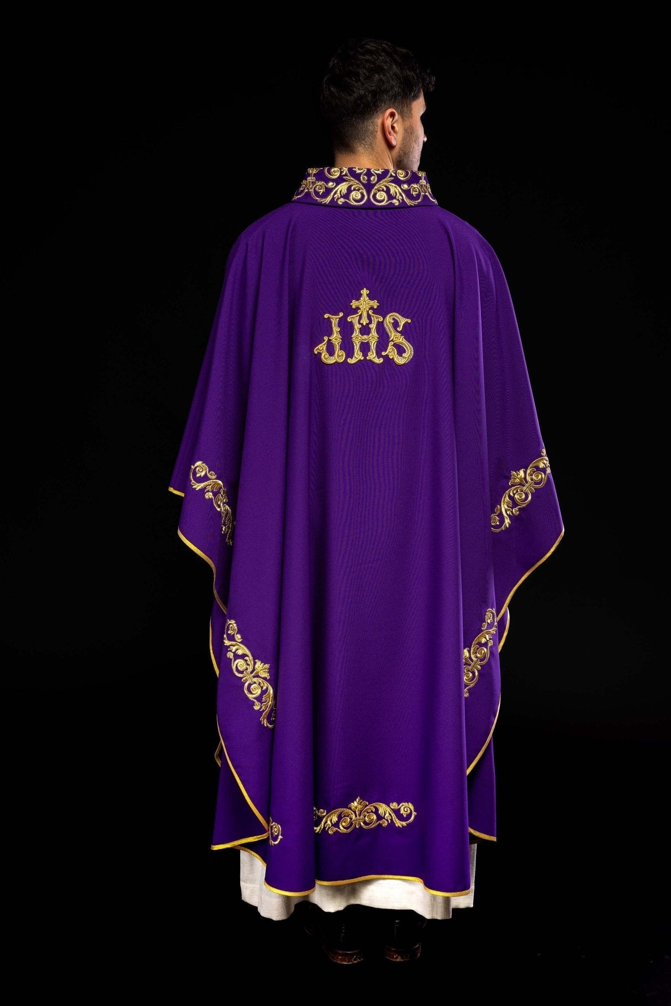 Chasuble violette avec broderie IHS dorée et garniture décorative KOR/157/03/01 FIOLET - CHASUBLES.FR