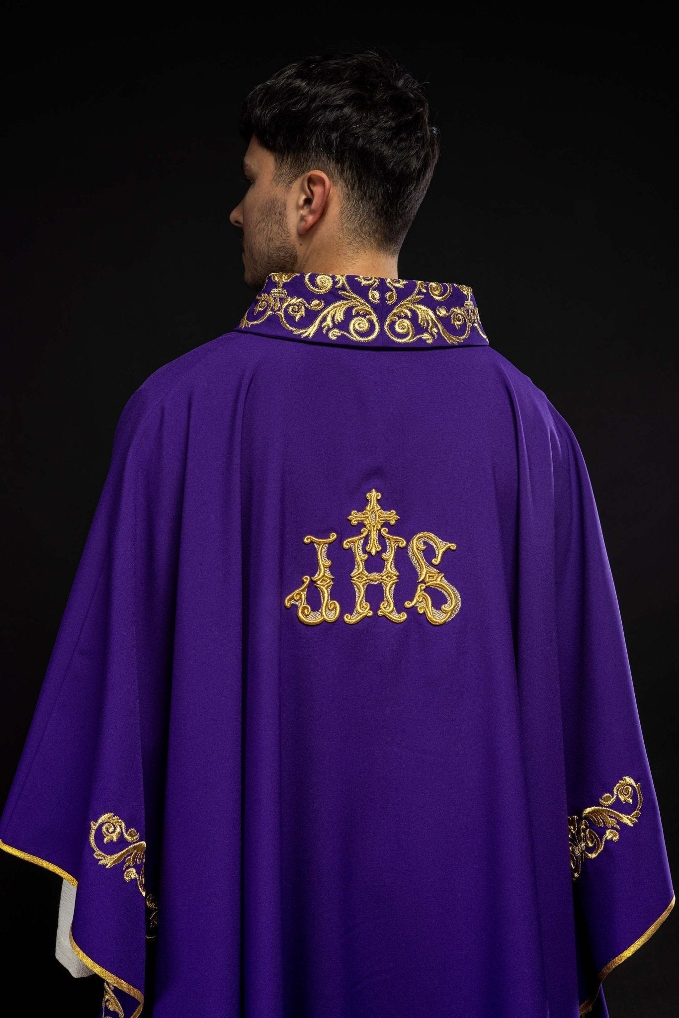 Chasuble violette avec broderie IHS dorée et garniture décorative KOR/157/03/01 FIOLET - CHASUBLES.FR
