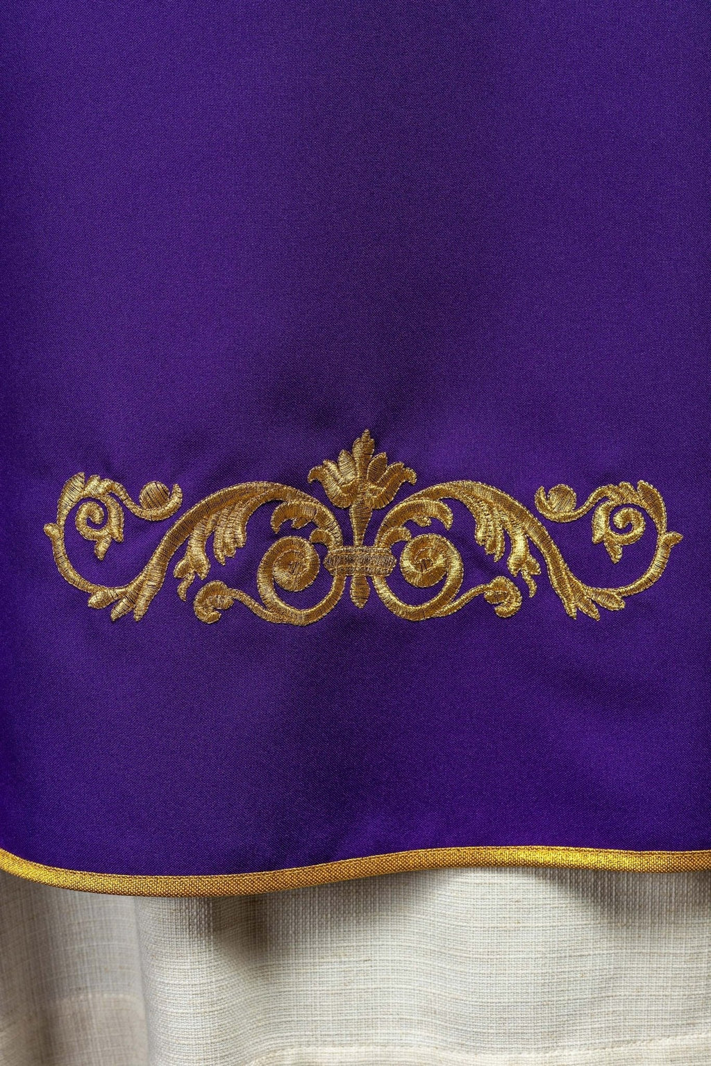 Chasuble violette avec broderie IHS dorée et garniture décorative KOR/157/03/01 FIOLET - CHASUBLES.FR