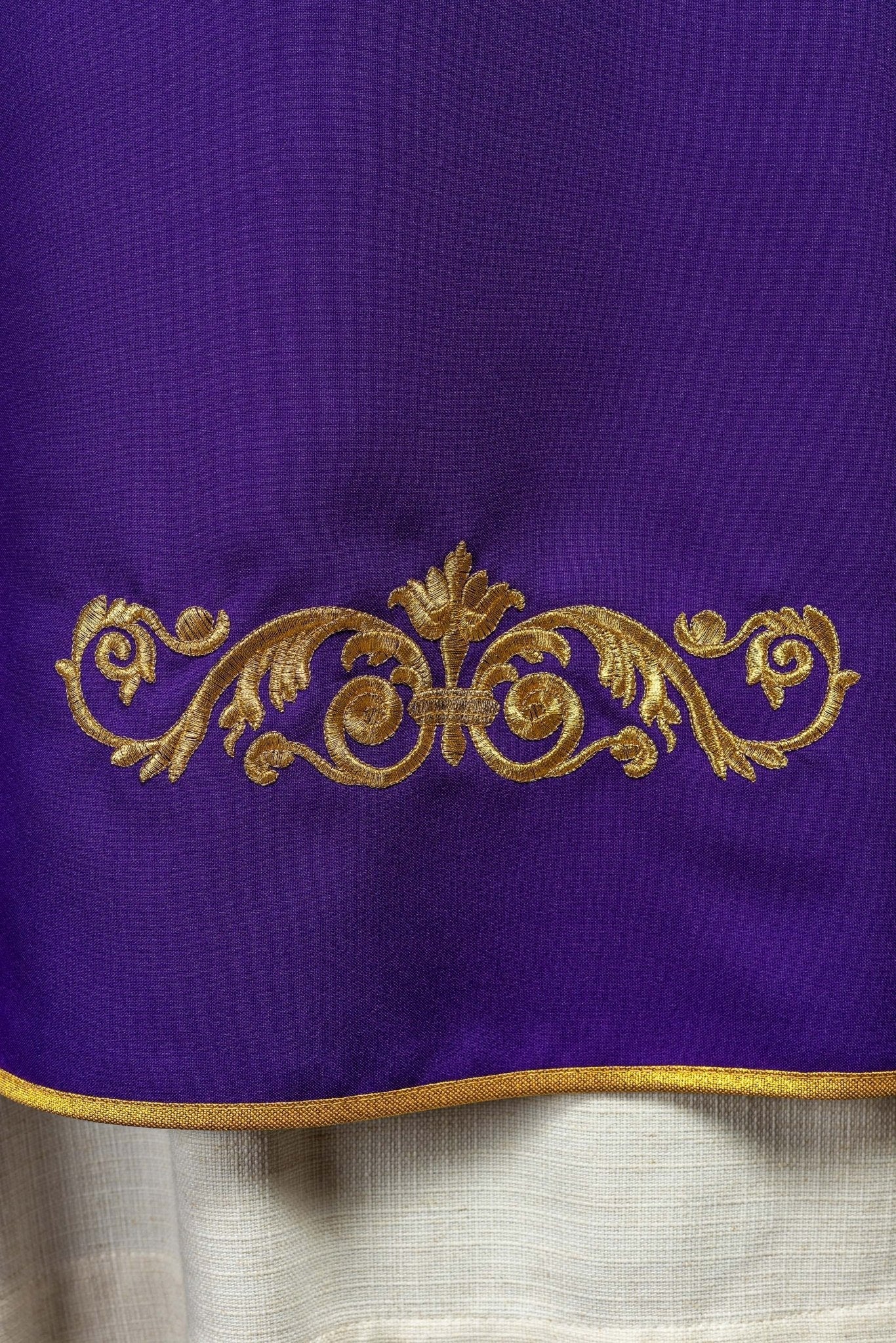 Chasuble violette avec broderie IHS dorée et garniture décorative KOR/157/03/01 FIOLET - CHASUBLES.FR