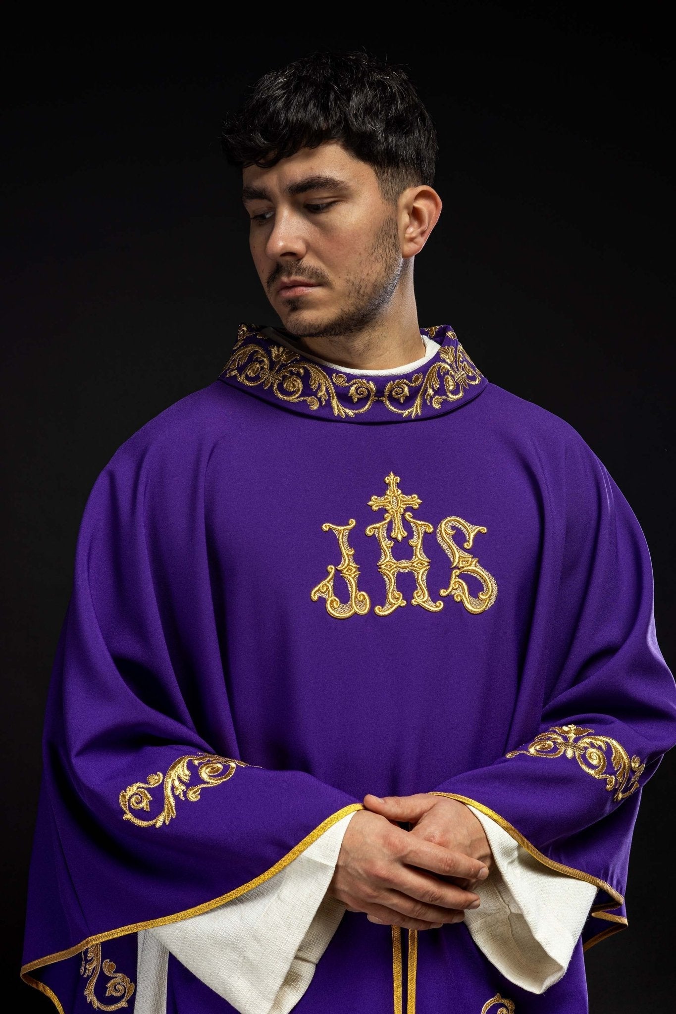 Chasuble violette avec broderie IHS dorée et garniture décorative KOR/157/03/01 FIOLET - CHASUBLES.FR