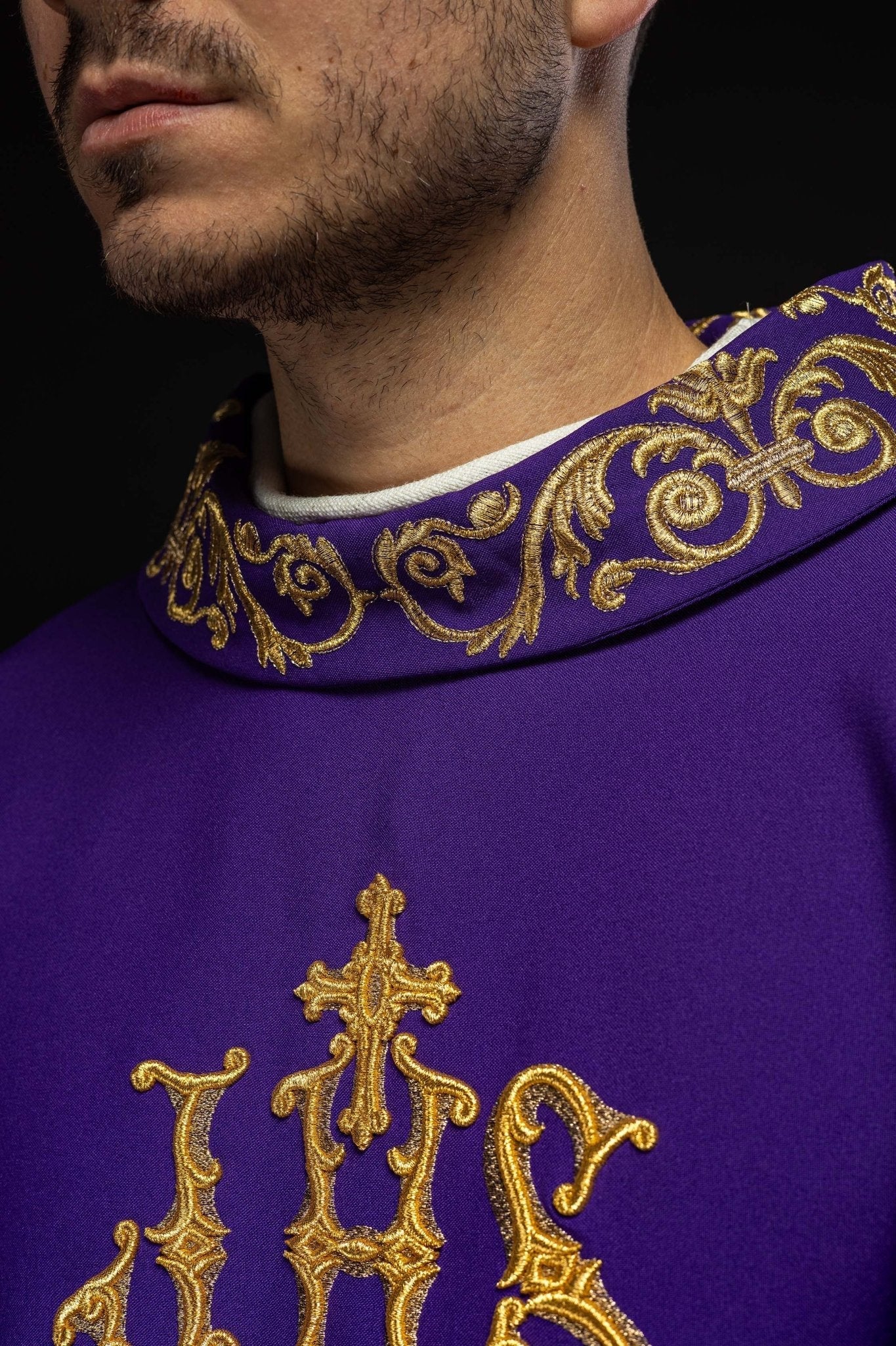 Chasuble violette avec broderie IHS dorée et garniture décorative KOR/157/03/01 FIOLET - CHASUBLES.FR