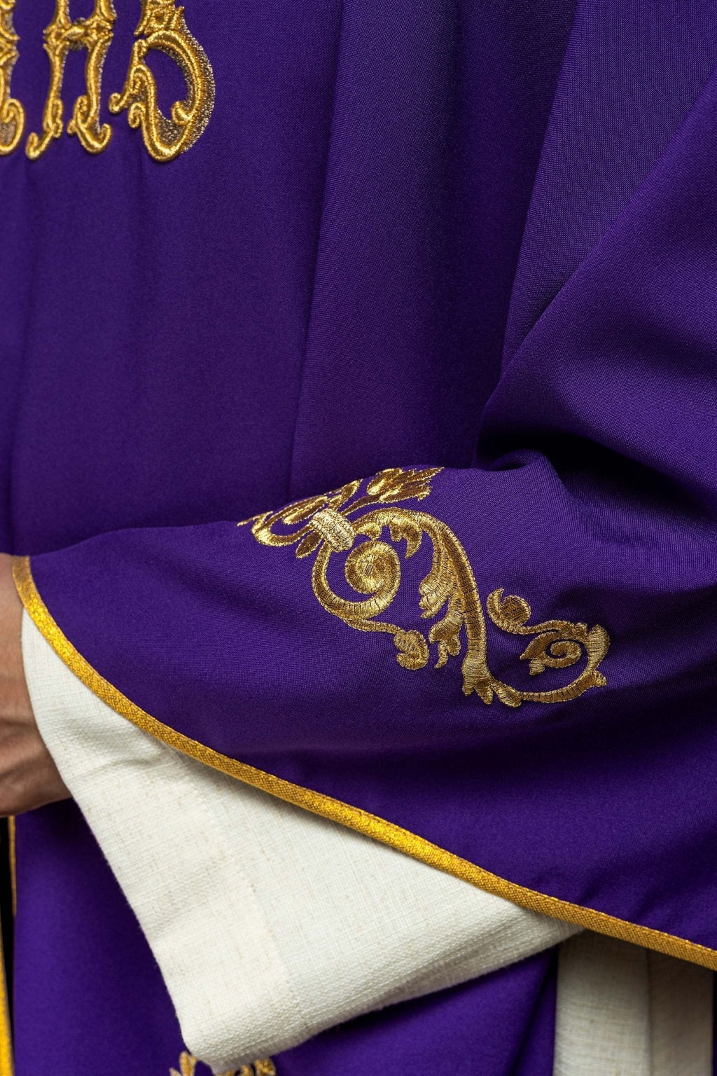 Chasuble violette avec broderie IHS dorée et garniture décorative KOR/157/03/01 FIOLET - CHASUBLES.FR