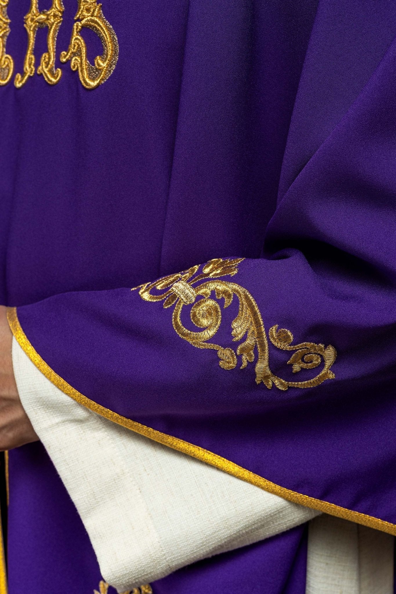 Chasuble violette avec broderie IHS dorée et garniture décorative KOR/157/03/01 FIOLET - CHASUBLES.FR