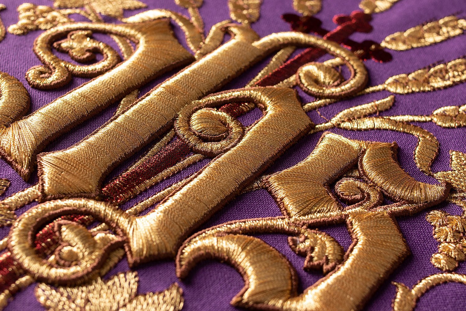 Chasuble violette avec broderie IHS et PAX KOR/119/03/01 FIOLET - CHASUBLES.FR