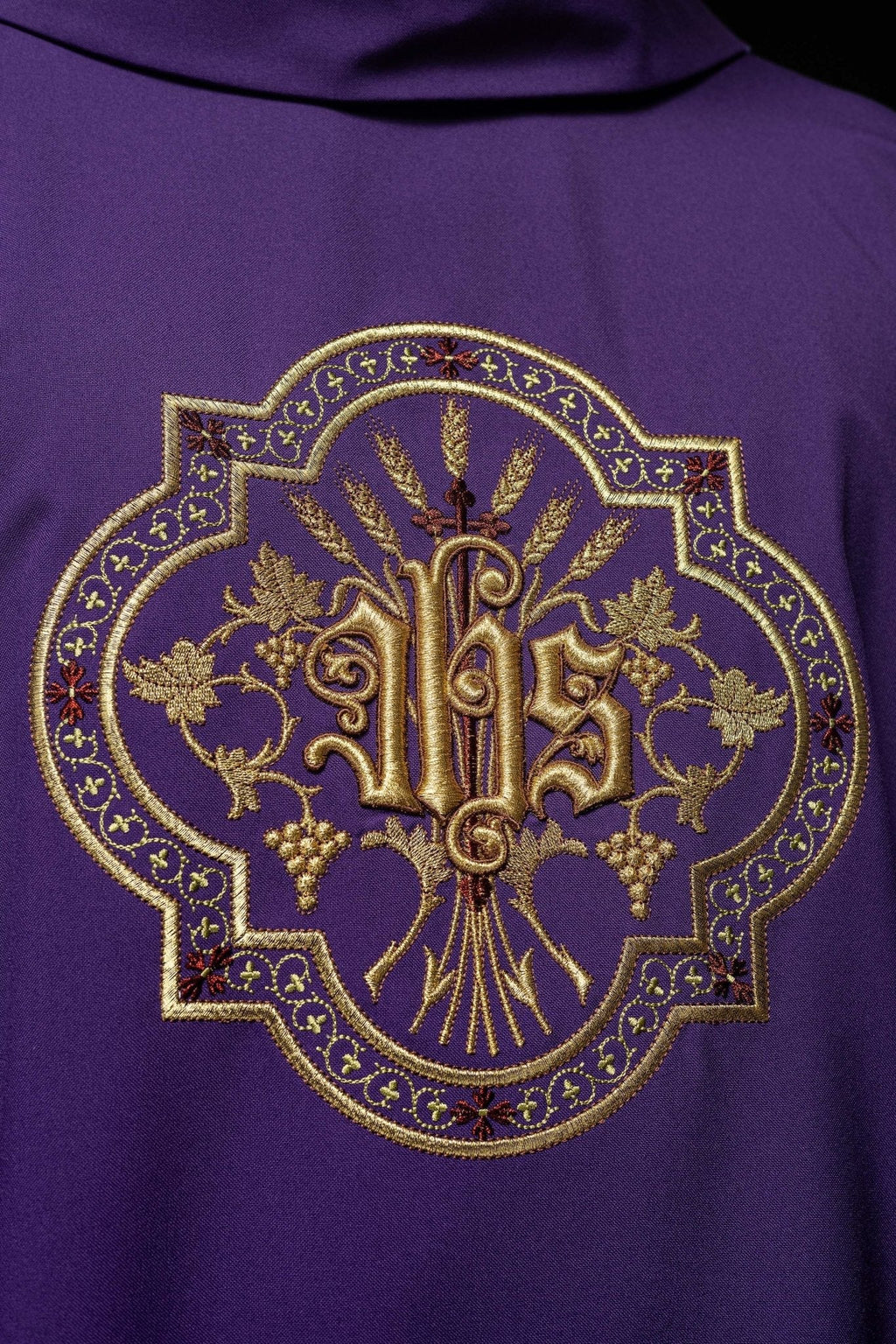 Chasuble violette avec broderie IHS et PAX KOR/119/03/01 FIOLET - CHASUBLES.FR