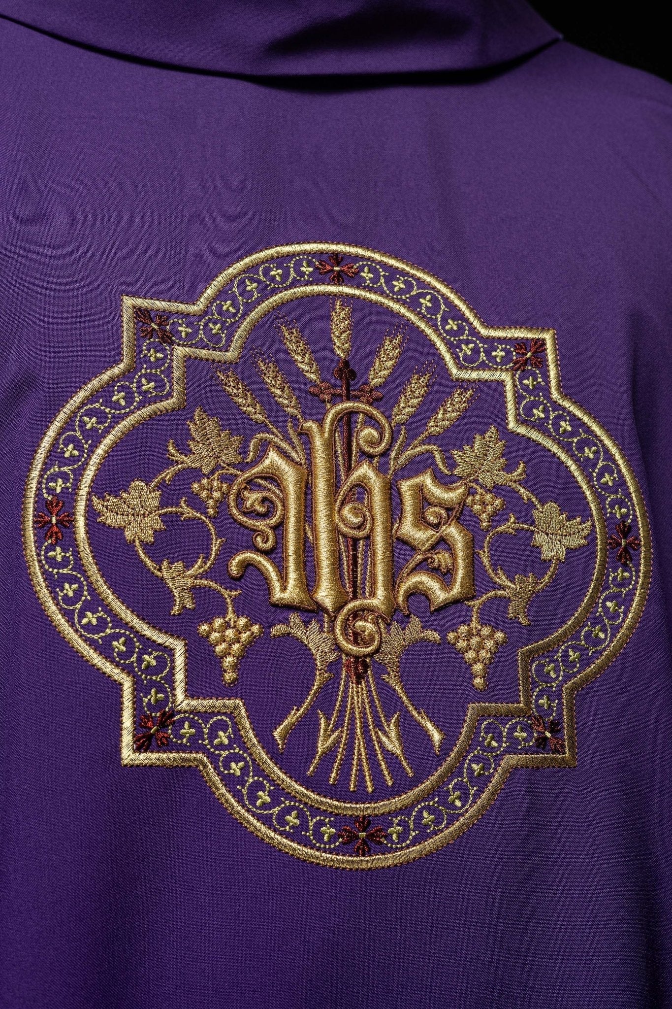 Chasuble violette avec broderie IHS et PAX KOR/119/03/01 FIOLET - CHASUBLES.FR