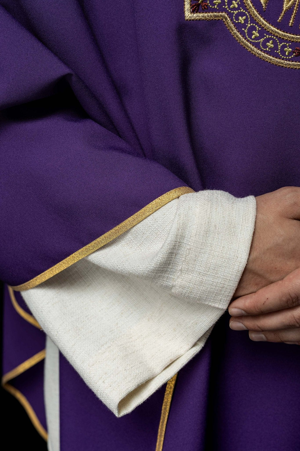 Chasuble violette avec broderie IHS et PAX KOR/119/03/01 FIOLET - CHASUBLES.FR