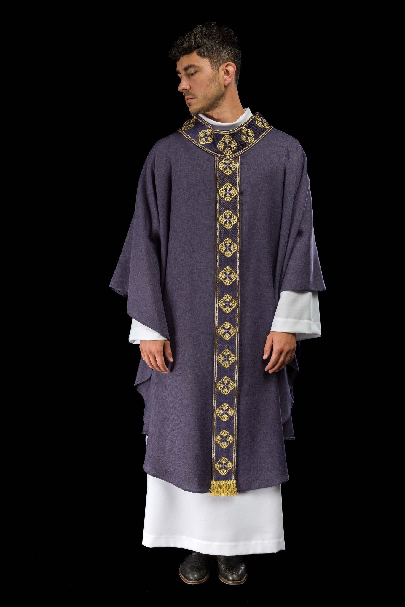 Chasuble violette avec ceinture brodée et collier croisé S-7069-03-70 - CHASUBLES.FR