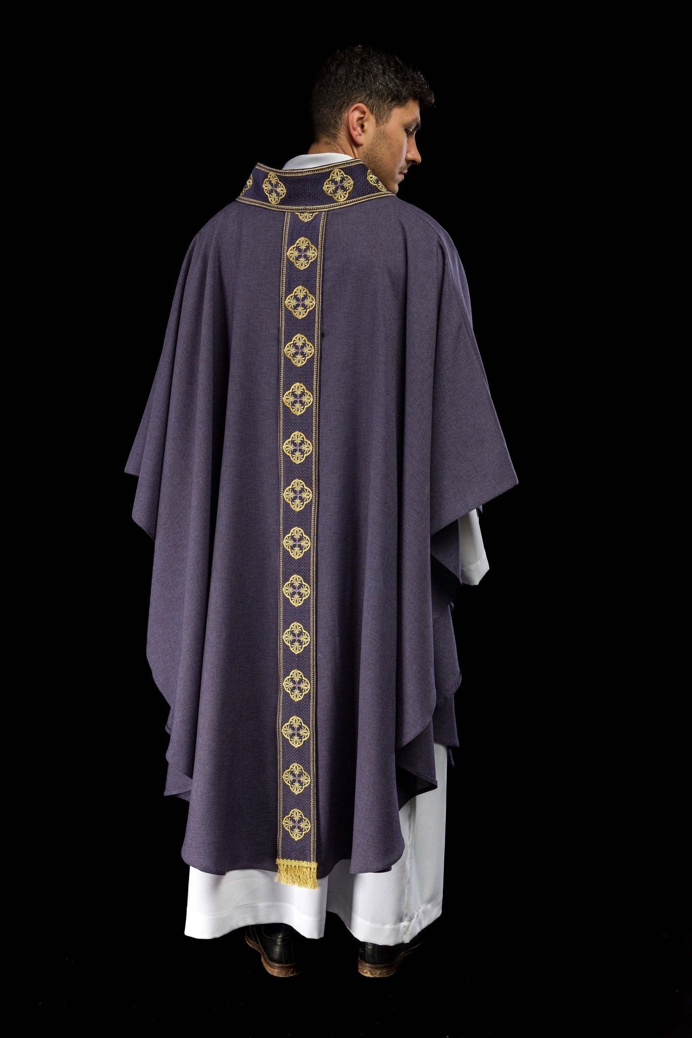 Chasuble violette avec ceinture brodée et collier croisé S-7069-03-70 - CHASUBLES.FR