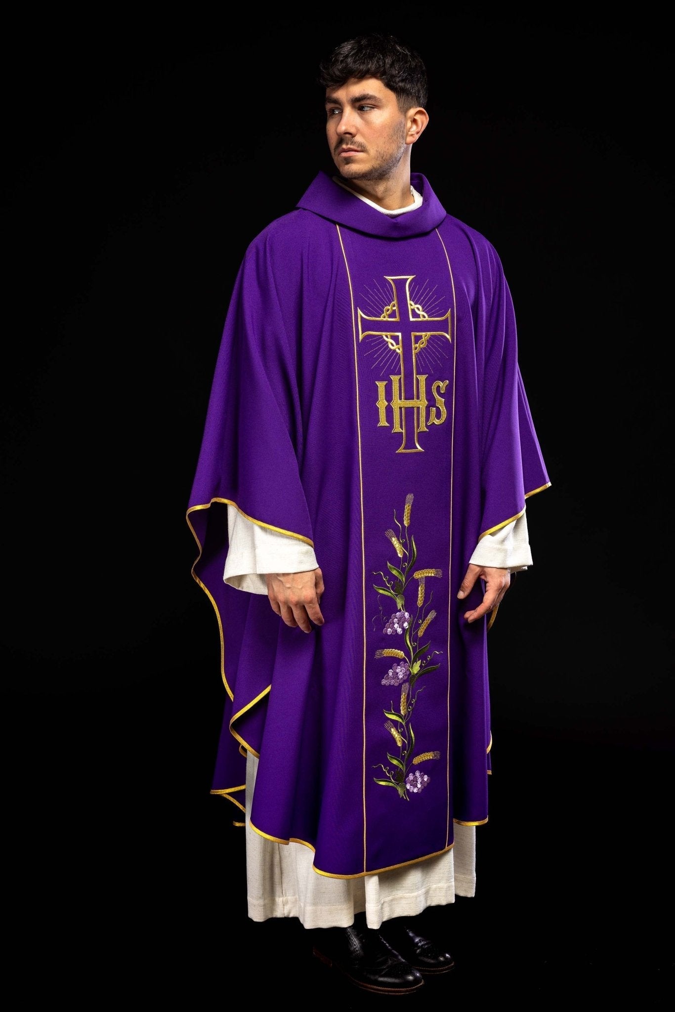 Chasuble violette avec ceinture dorée décorée avec IHS et oreilles KOR/214/03/01 FIOLET - CHASUBLES.FR