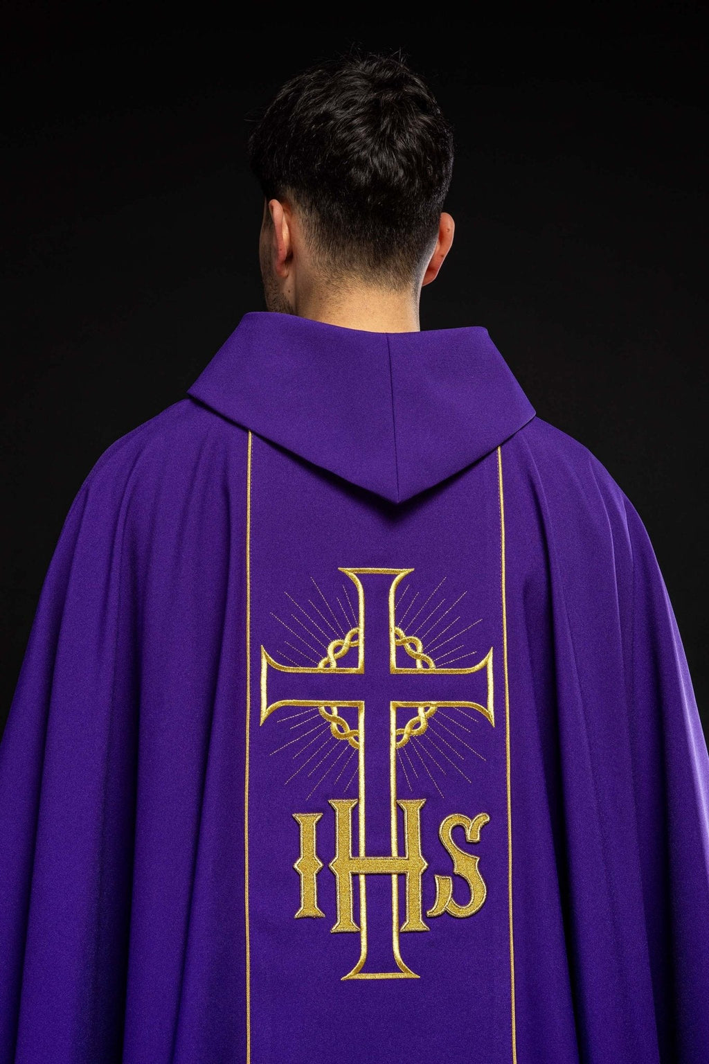 Chasuble violette avec ceinture dorée décorée avec IHS et oreilles KOR/214/03/01 FIOLET - CHASUBLES.FR