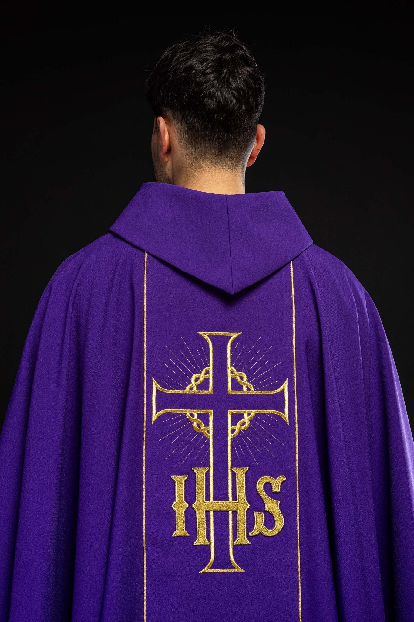 Chasuble violette avec ceinture dorée décorée avec IHS et oreilles KOR/214/03/01 FIOLET - CHASUBLES.FR