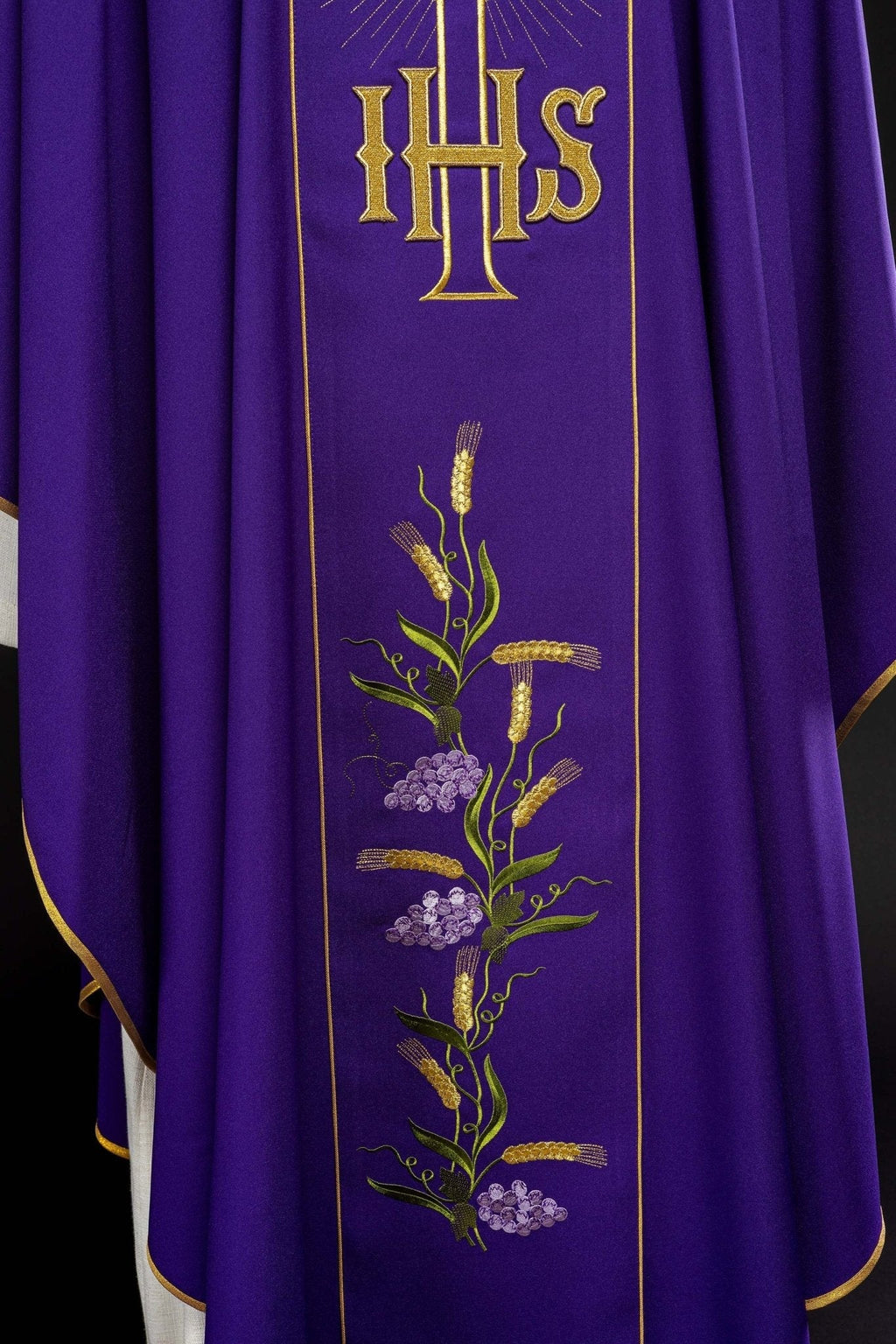 Chasuble violette avec ceinture dorée décorée avec IHS et oreilles KOR/214/03/01 FIOLET - CHASUBLES.FR