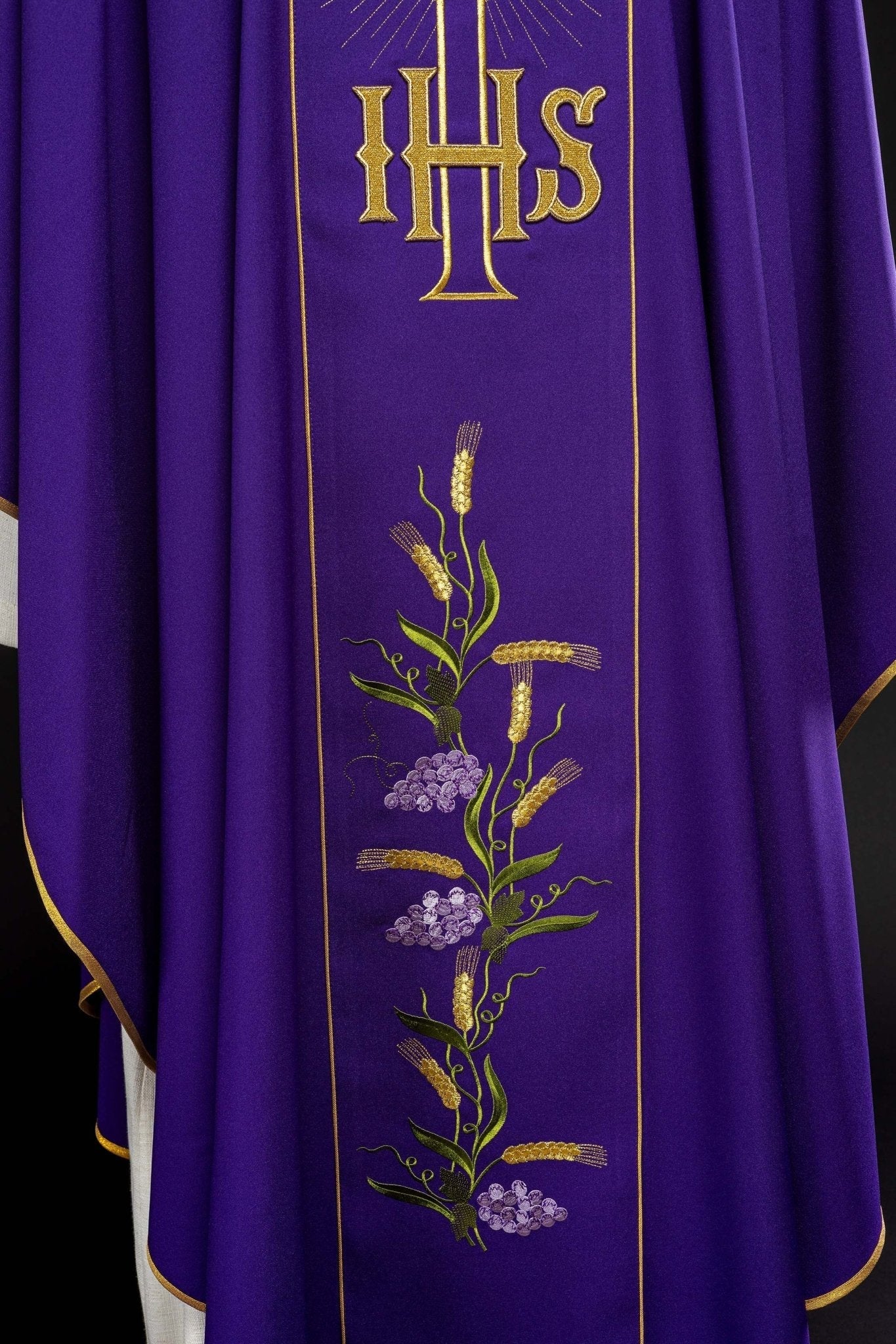 Chasuble violette avec ceinture dorée décorée avec IHS et oreilles KOR/214/03/01 FIOLET - CHASUBLES.FR