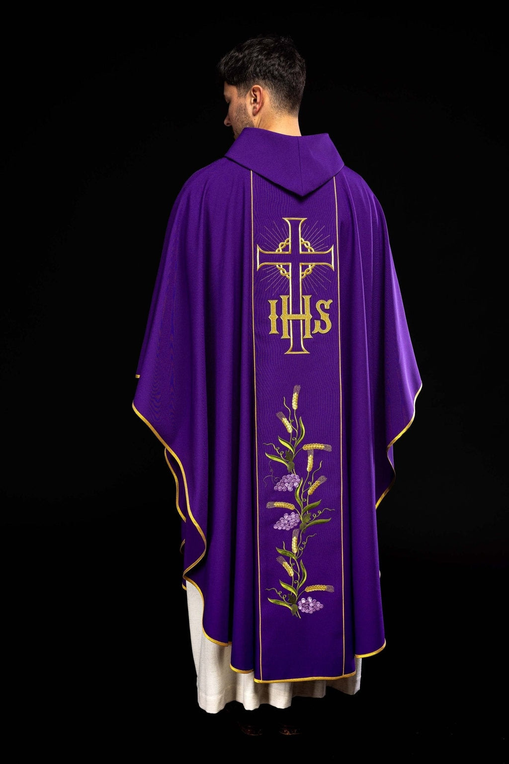 Chasuble violette avec ceinture dorée décorée avec IHS et oreilles KOR/214/03/01 FIOLET - CHASUBLES.FR