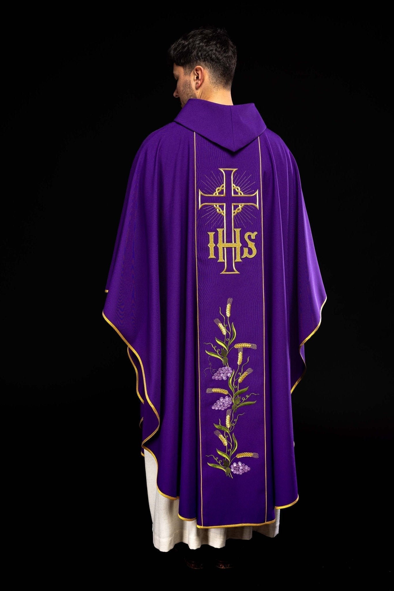Chasuble violette avec ceinture dorée décorée avec IHS et oreilles KOR/214/03/01 FIOLET - CHASUBLES.FR