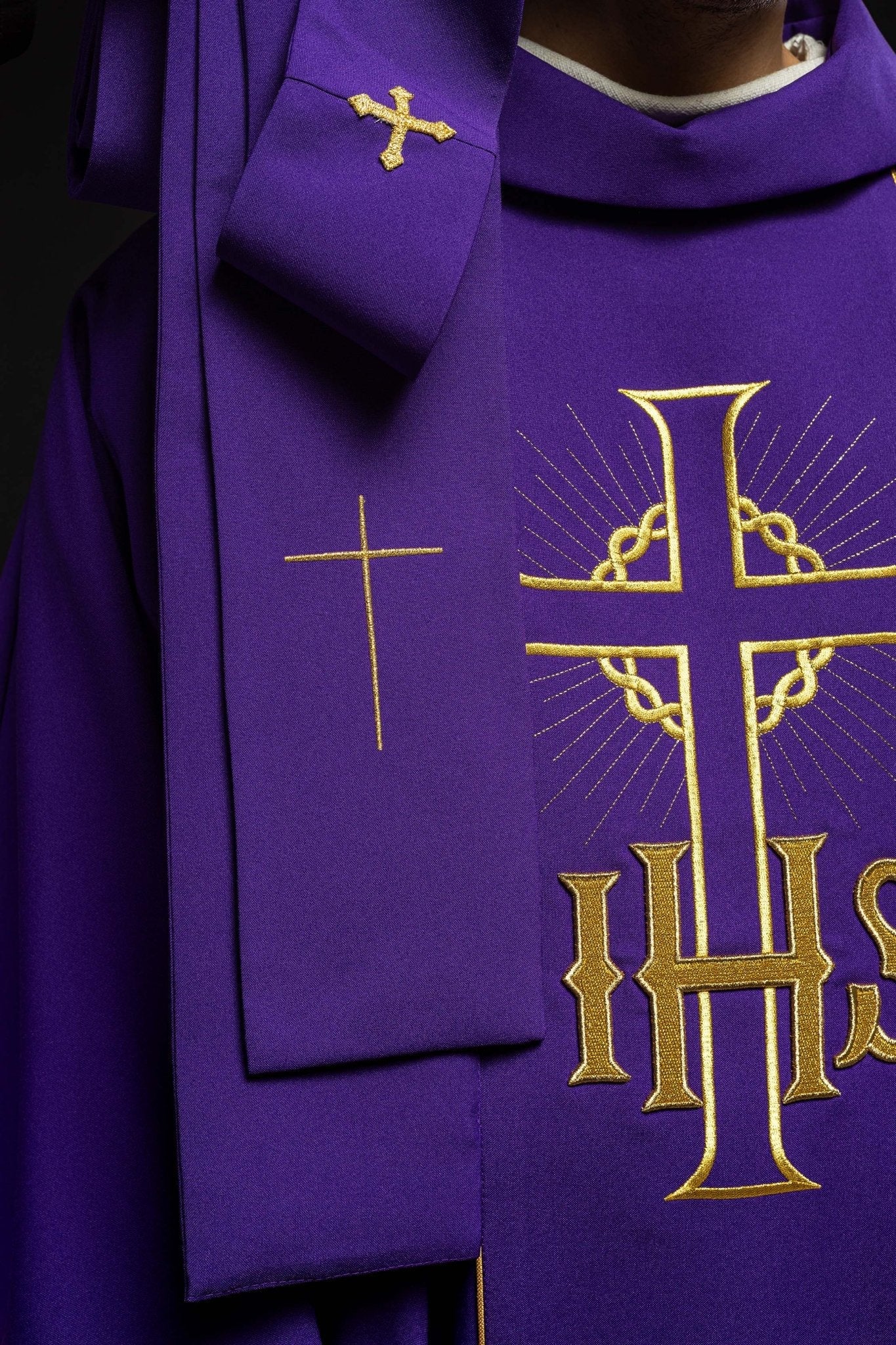 Chasuble violette avec ceinture dorée décorée avec IHS et oreilles KOR/214/03/01 FIOLET - CHASUBLES.FR