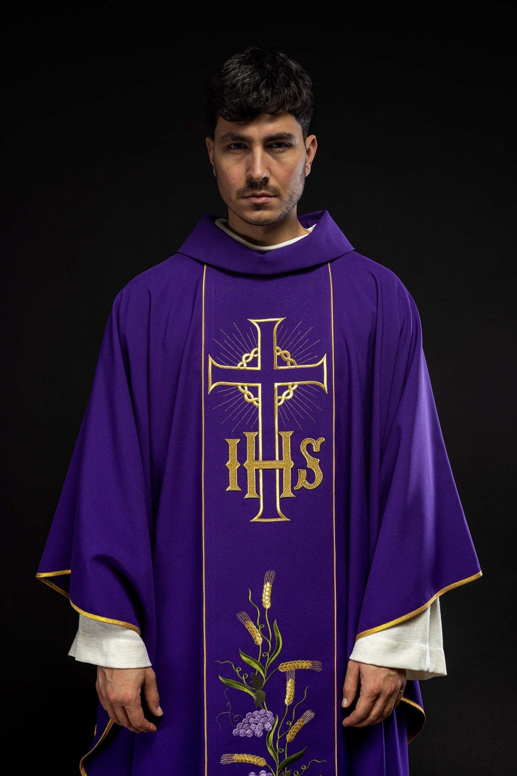 Chasuble violette avec ceinture dorée décorée avec IHS et oreilles KOR/214/03/01 FIOLET - CHASUBLES.FR