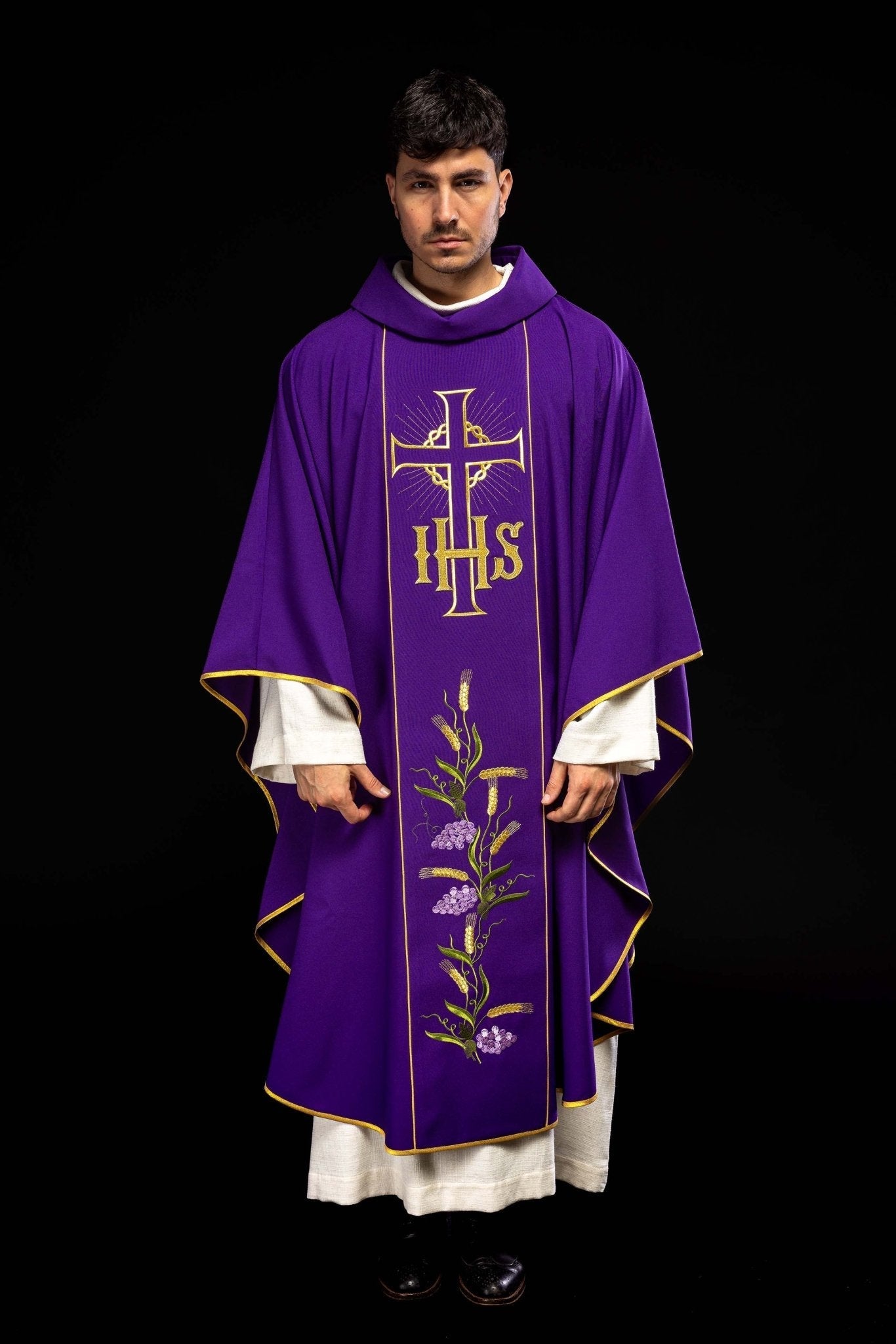 Chasuble violette avec ceinture dorée décorée avec IHS et oreilles KOR/214/03/01 FIOLET - CHASUBLES.FR