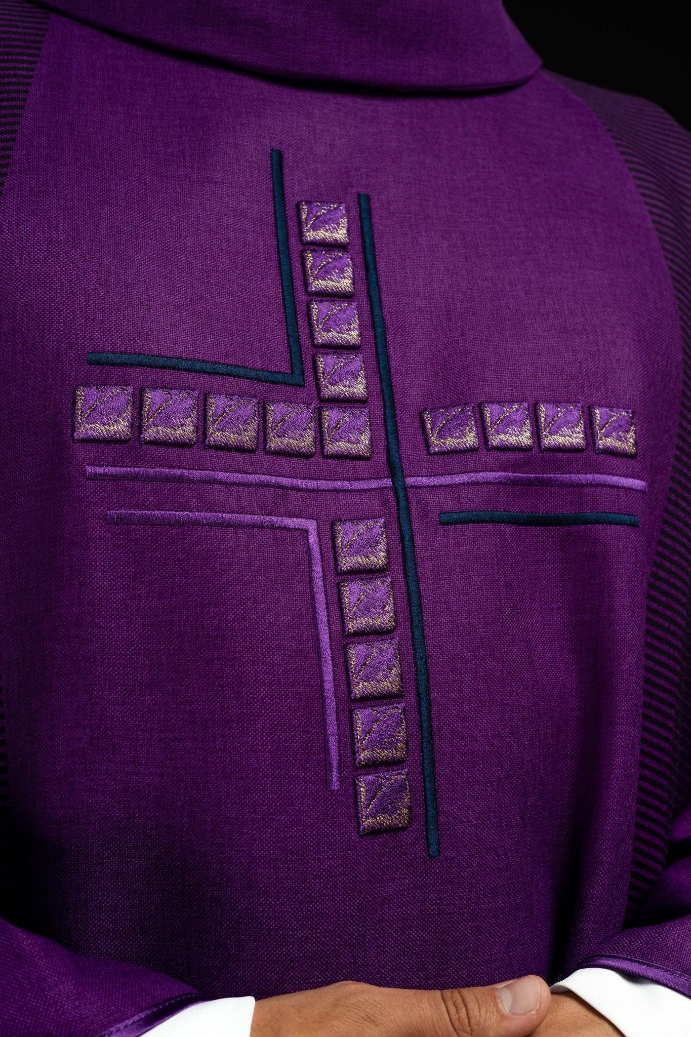 Chasuble violette avec croix HA7036-03 FIOLET - CHASUBLES.FR