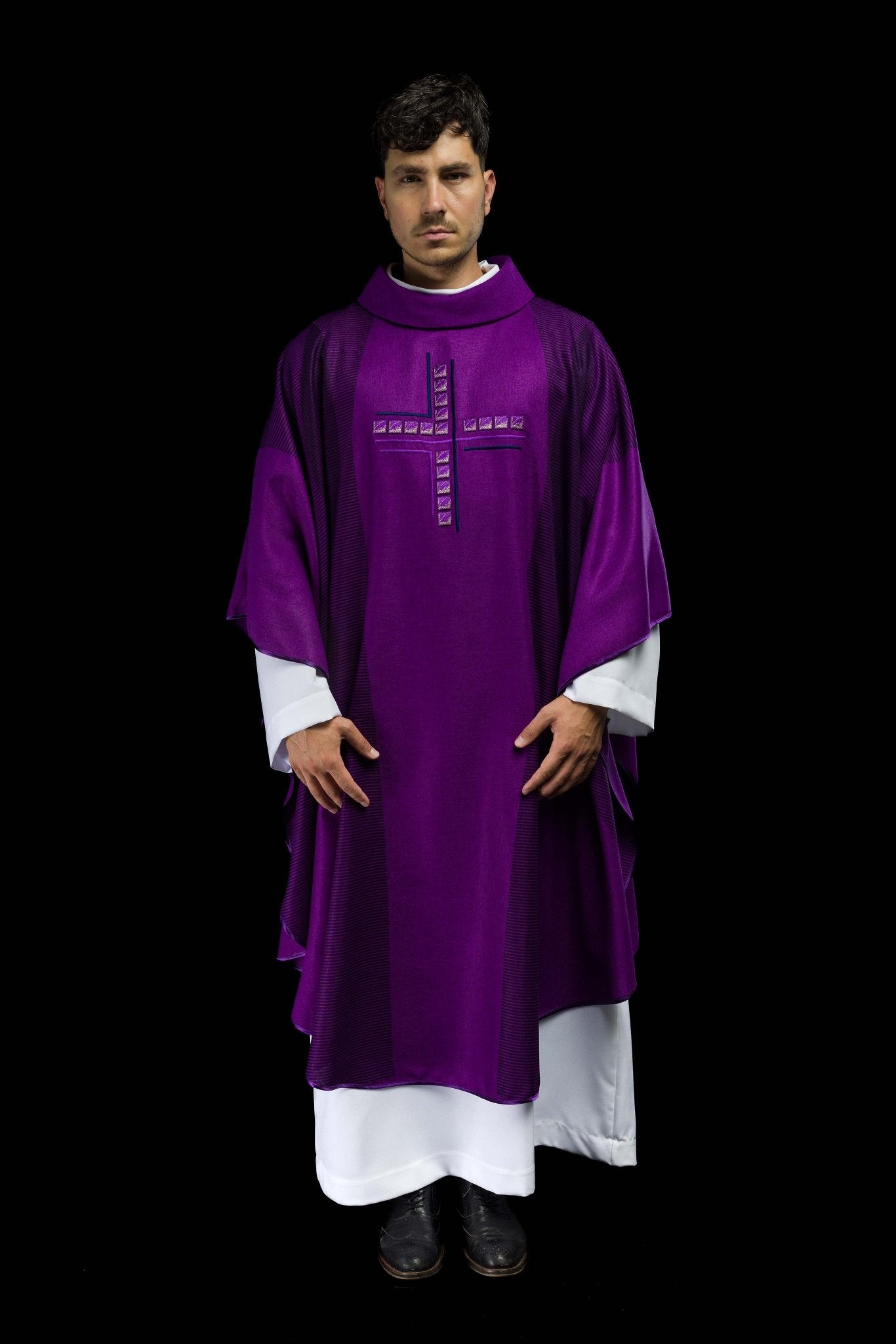 Chasuble violette avec croix HA7036-03 FIOLET - CHASUBLES.FR