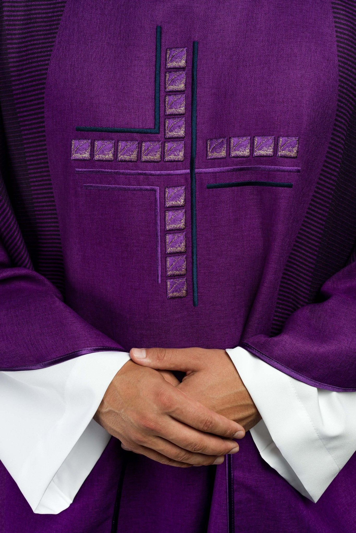 Chasuble violette avec croix HA7036-03 FIOLET - CHASUBLES.FR
