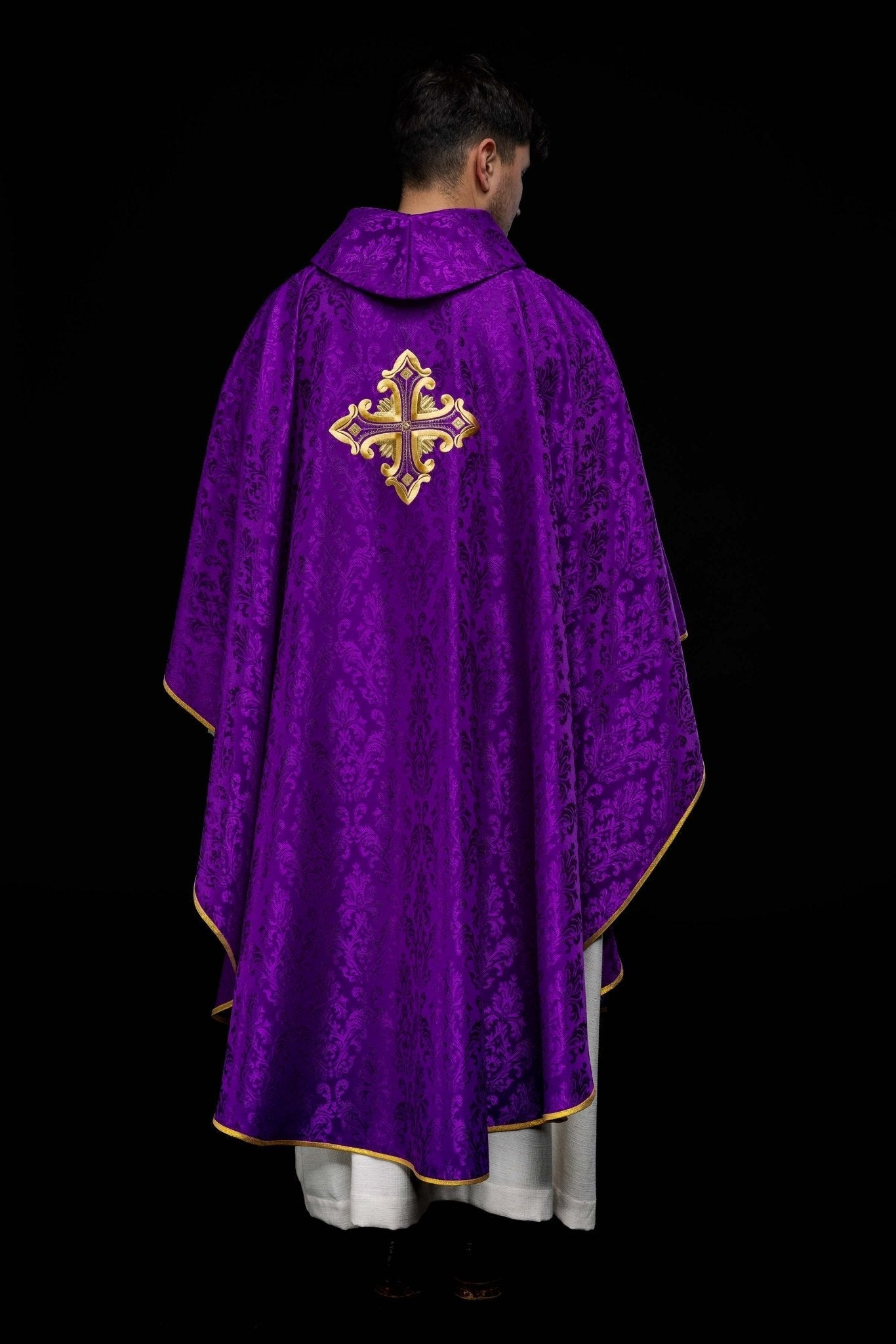Chasuble violette avec croix cousue dans un tissu à motifs HIT/197007/03/67 FIOLET - CHASUBLES.FR
