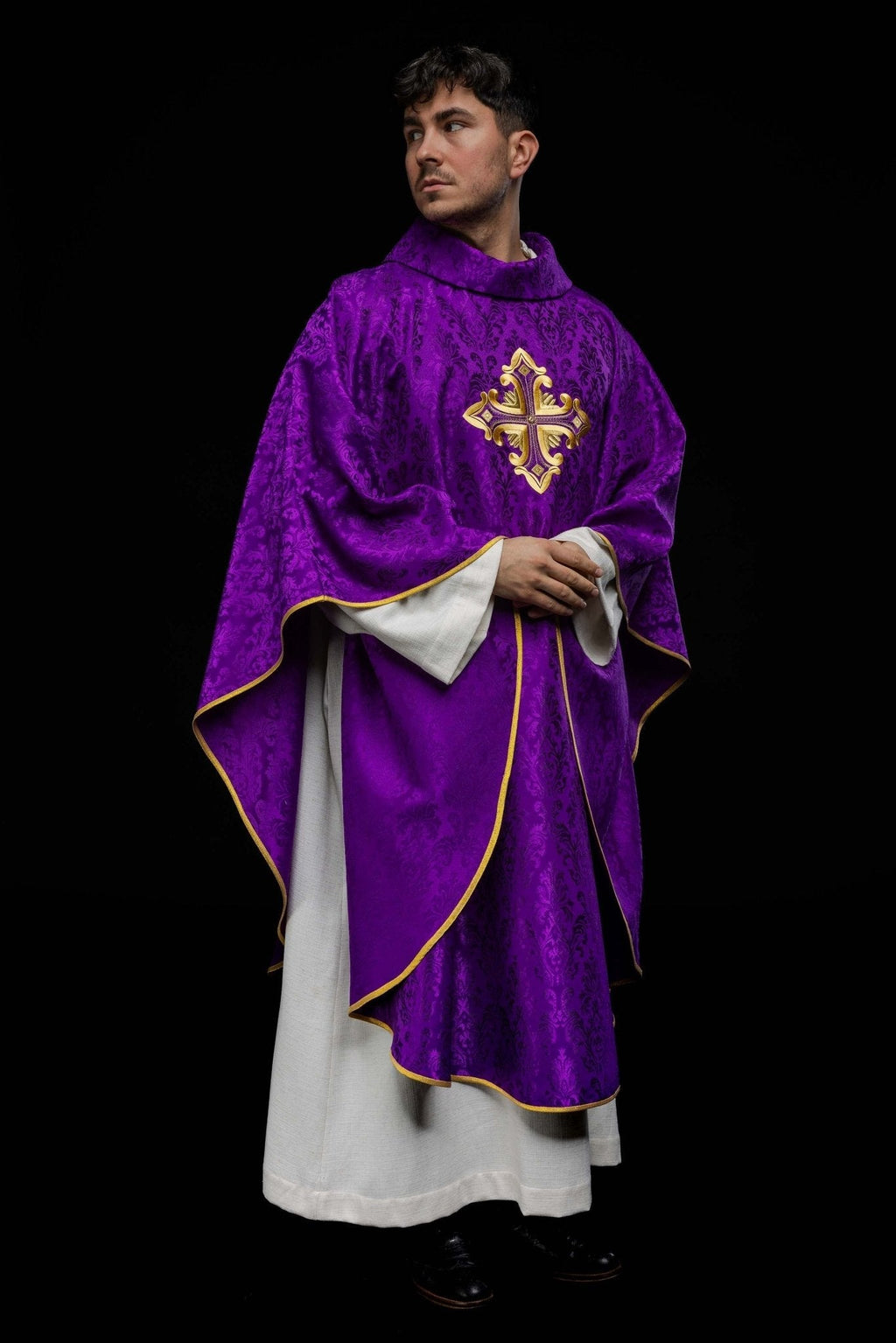 Chasuble violette avec croix cousue dans un tissu à motifs HIT/197007/03/67 FIOLET - CHASUBLES.FR