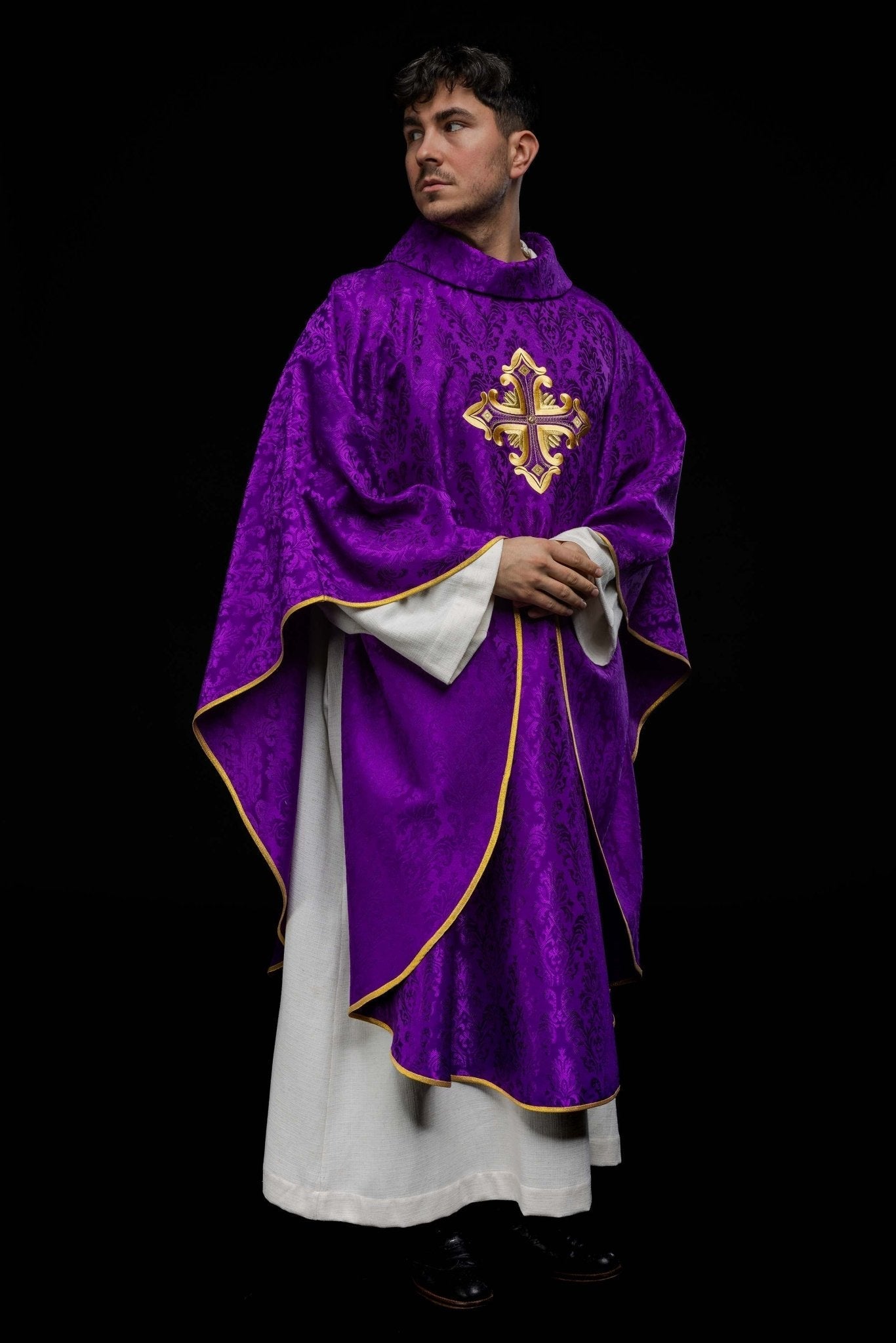 Chasuble violette avec croix cousue dans un tissu à motifs HIT/197007/03/67 FIOLET - CHASUBLES.FR