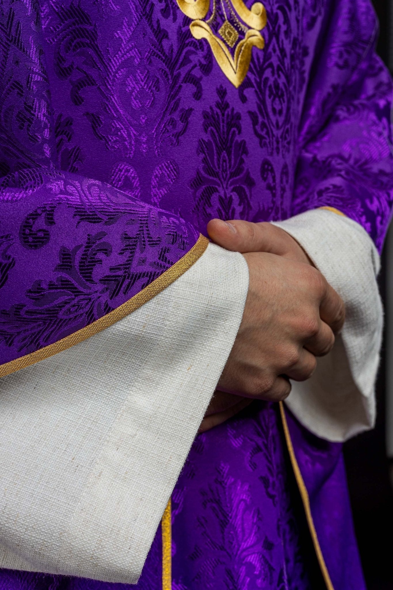 Chasuble violette avec croix cousue dans un tissu à motifs HIT/197007/03/67 FIOLET - CHASUBLES.FR