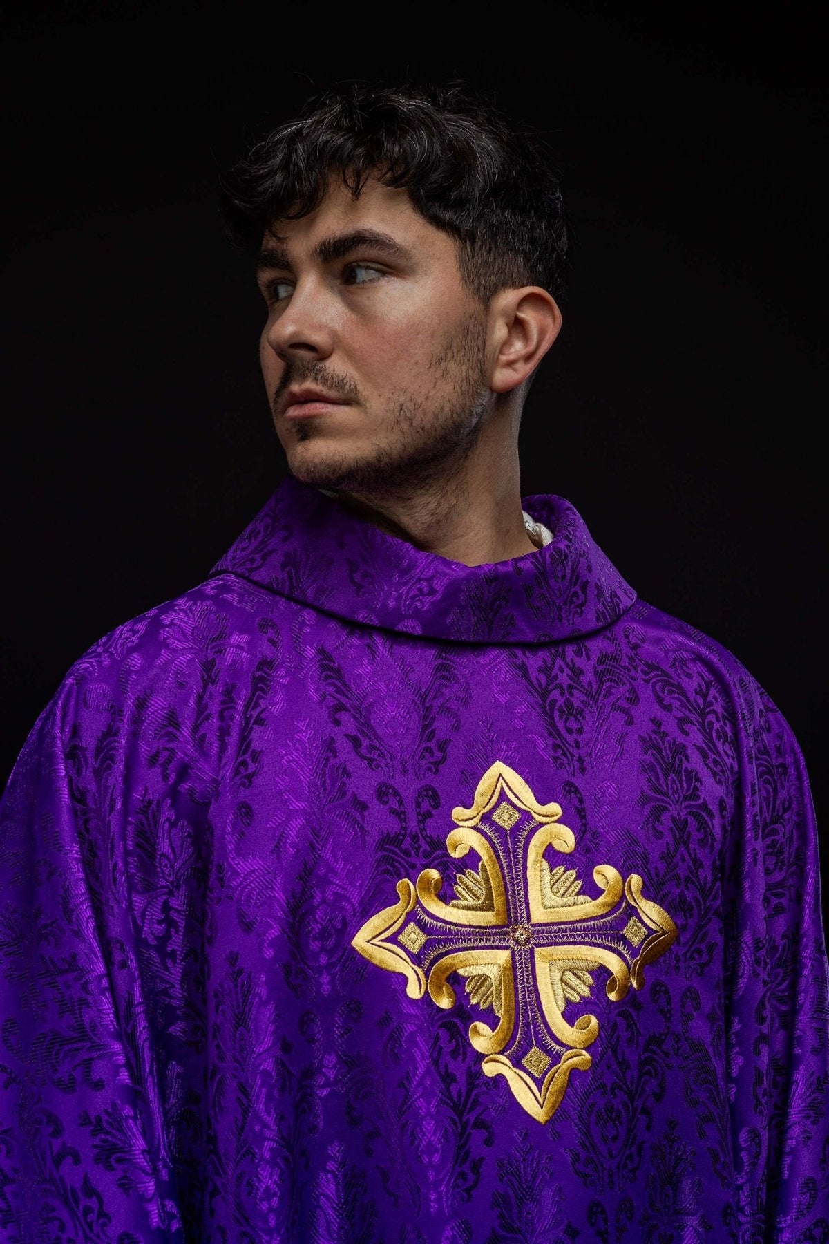 Chasuble violette avec croix cousue dans un tissu à motifs HIT/197007/03/67 FIOLET - CHASUBLES.FR