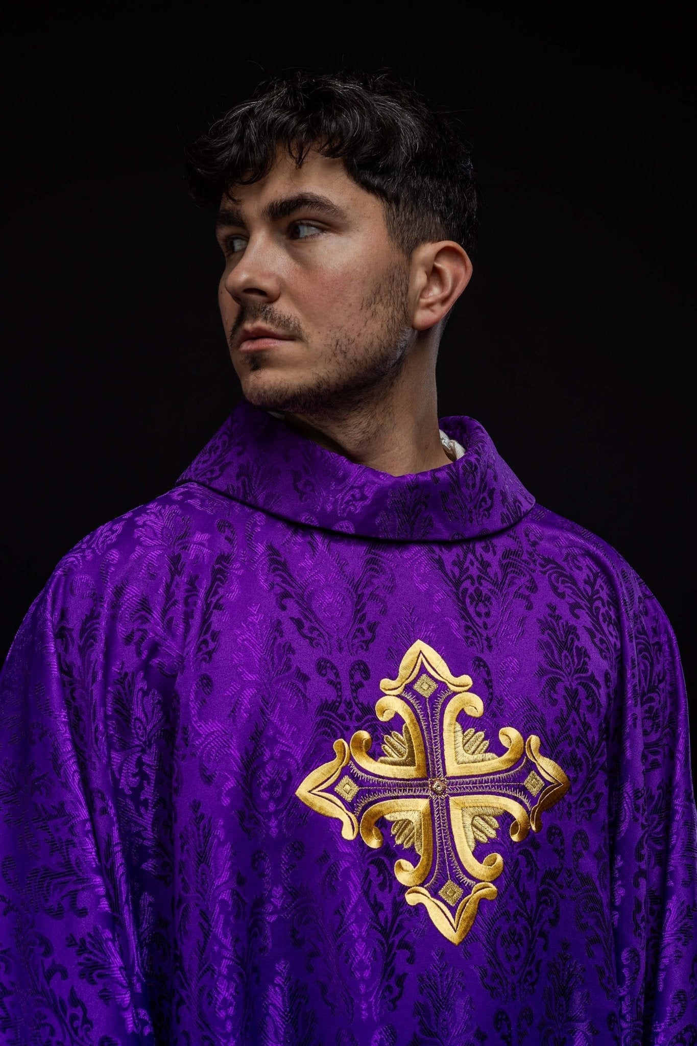 Chasuble violette avec croix cousue dans un tissu à motifs HIT/197007/03/67 FIOLET - CHASUBLES.FR