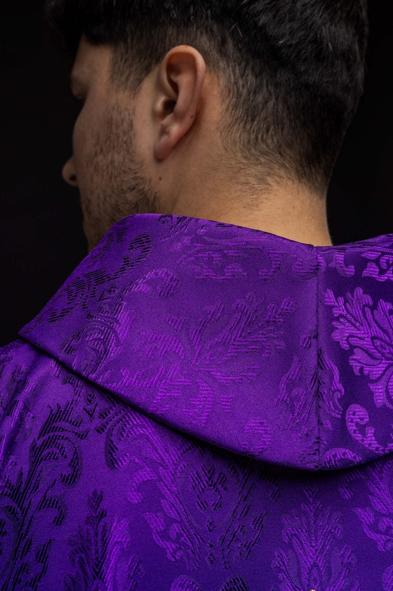 Chasuble violette avec croix cousue dans un tissu à motifs HIT/197007/03/67 FIOLET - CHASUBLES.FR