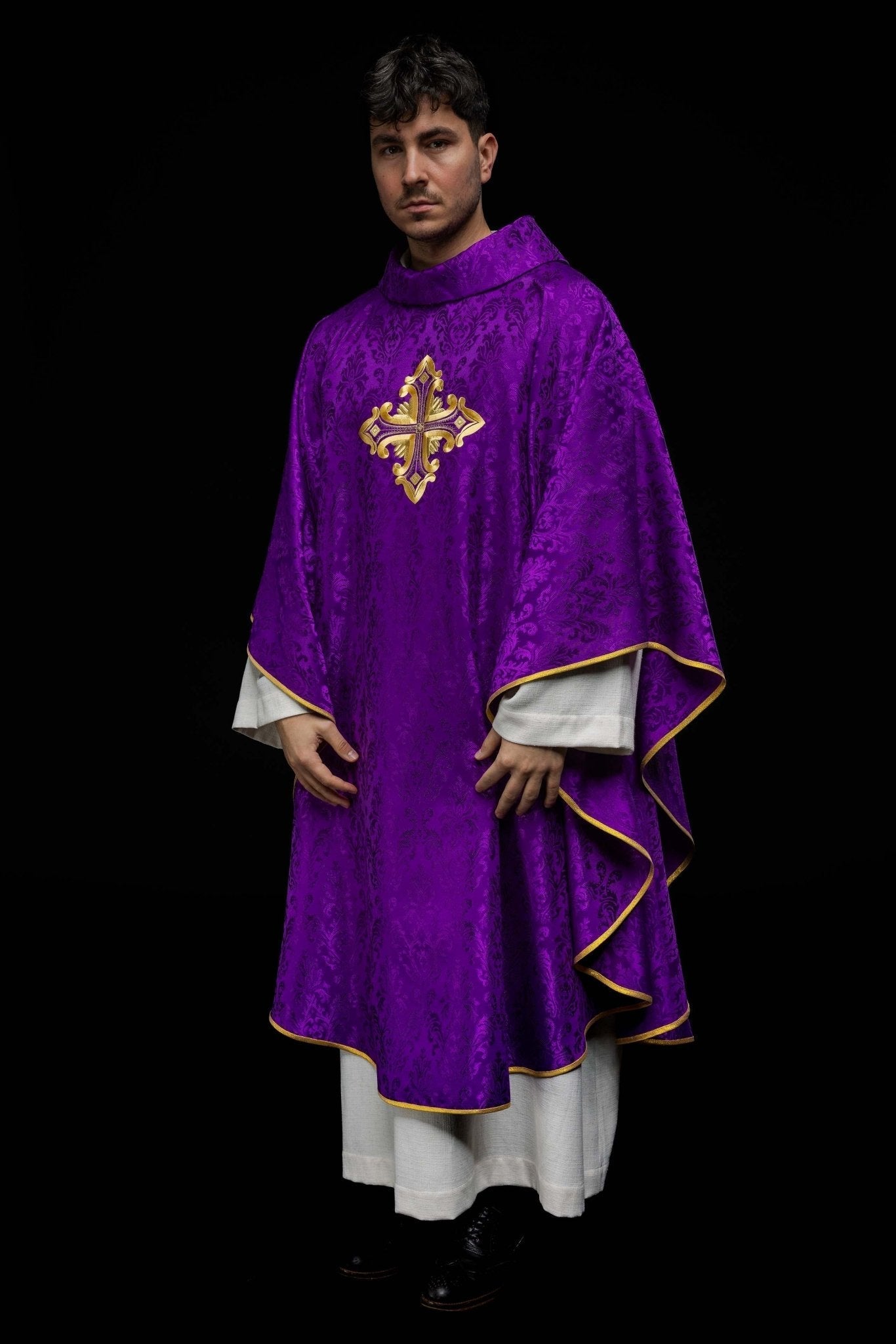 Chasuble violette avec croix cousue dans un tissu à motifs HIT/197007/03/67 FIOLET - CHASUBLES.FR