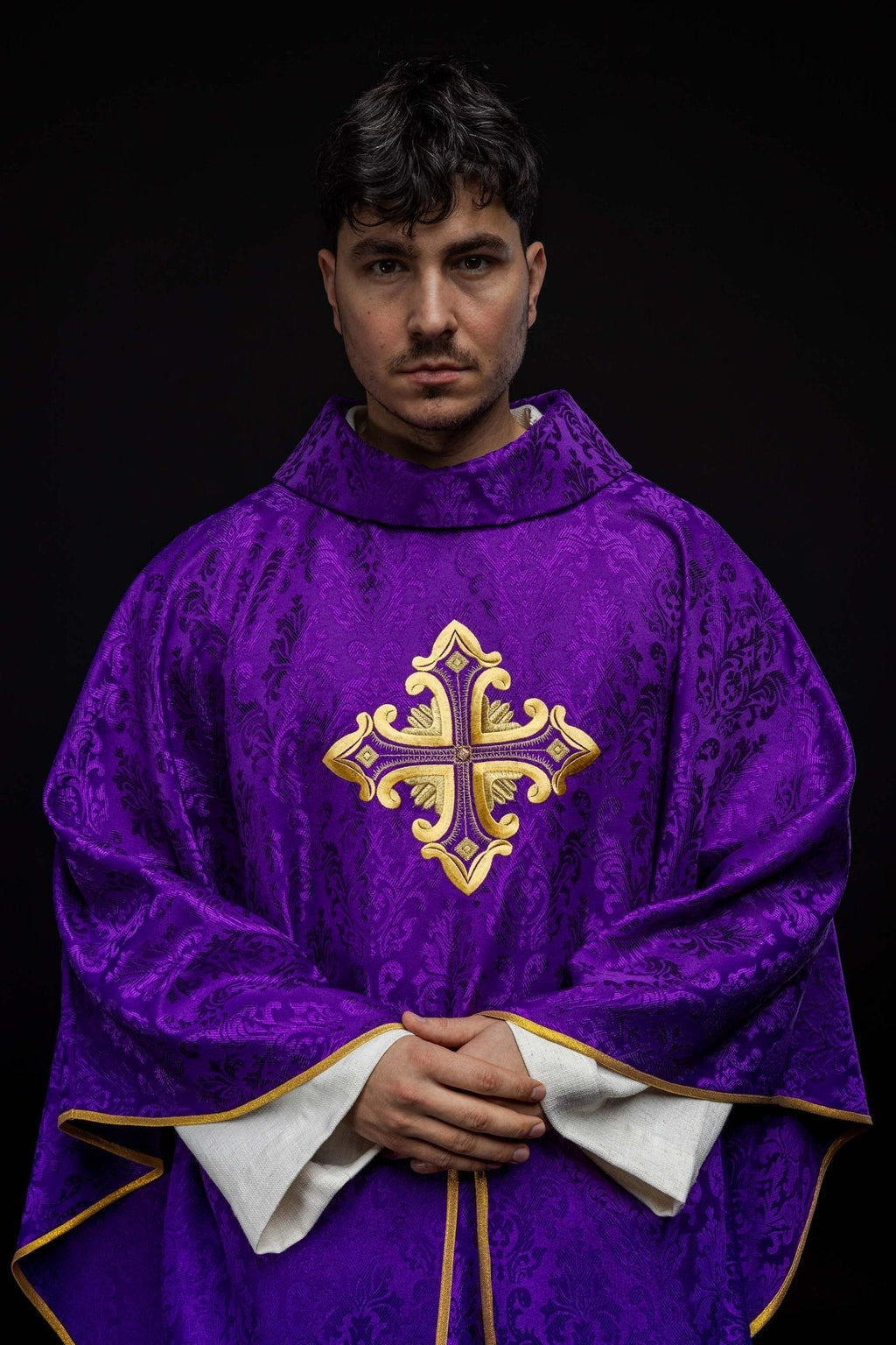 Chasuble violette avec croix cousue dans un tissu à motifs HIT/197007/03/67 FIOLET - CHASUBLES.FR